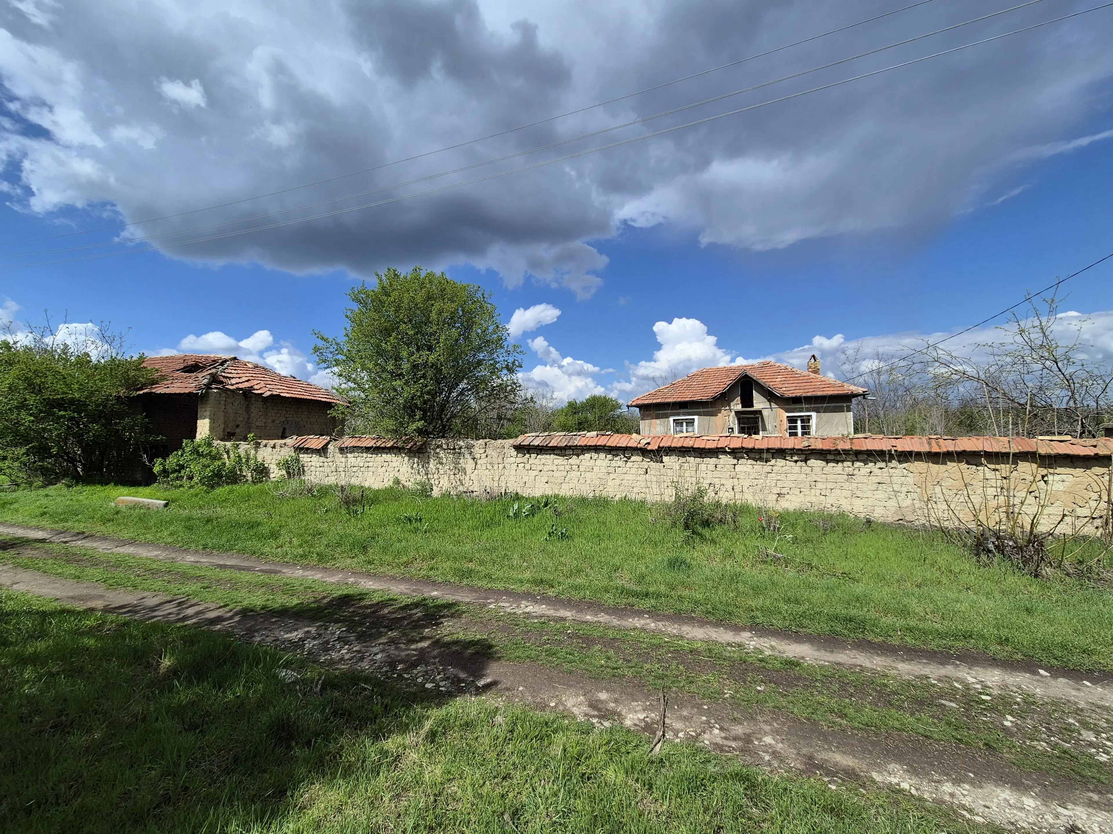 Huis + bijgebouw + 1.700 m² grond in Chervena, Veliko Tarnovo - Bulgarije