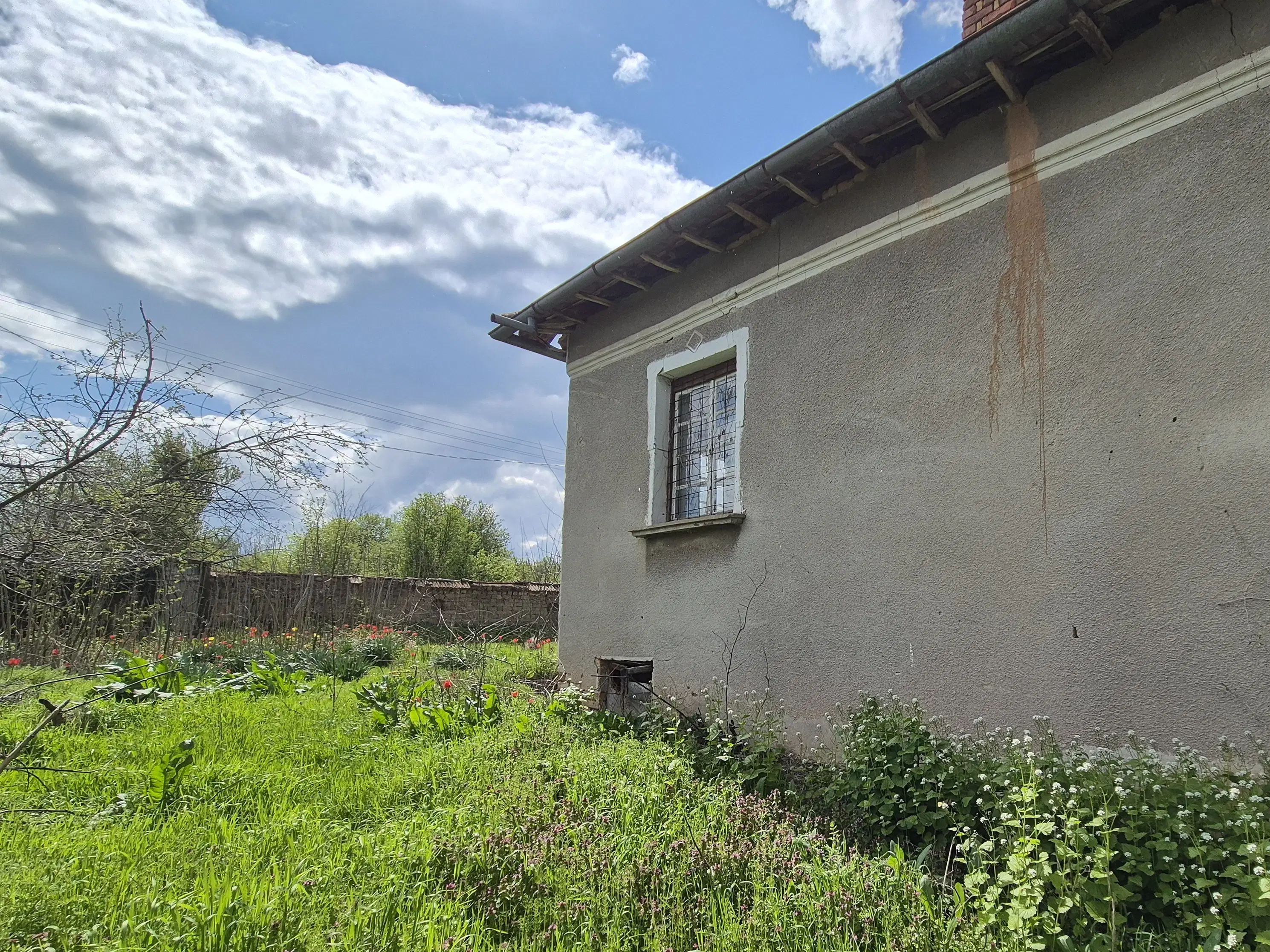 Huis + bijgebouw + 1.700 m² grond in Chervena, Veliko Tarnovo - Bulgarije