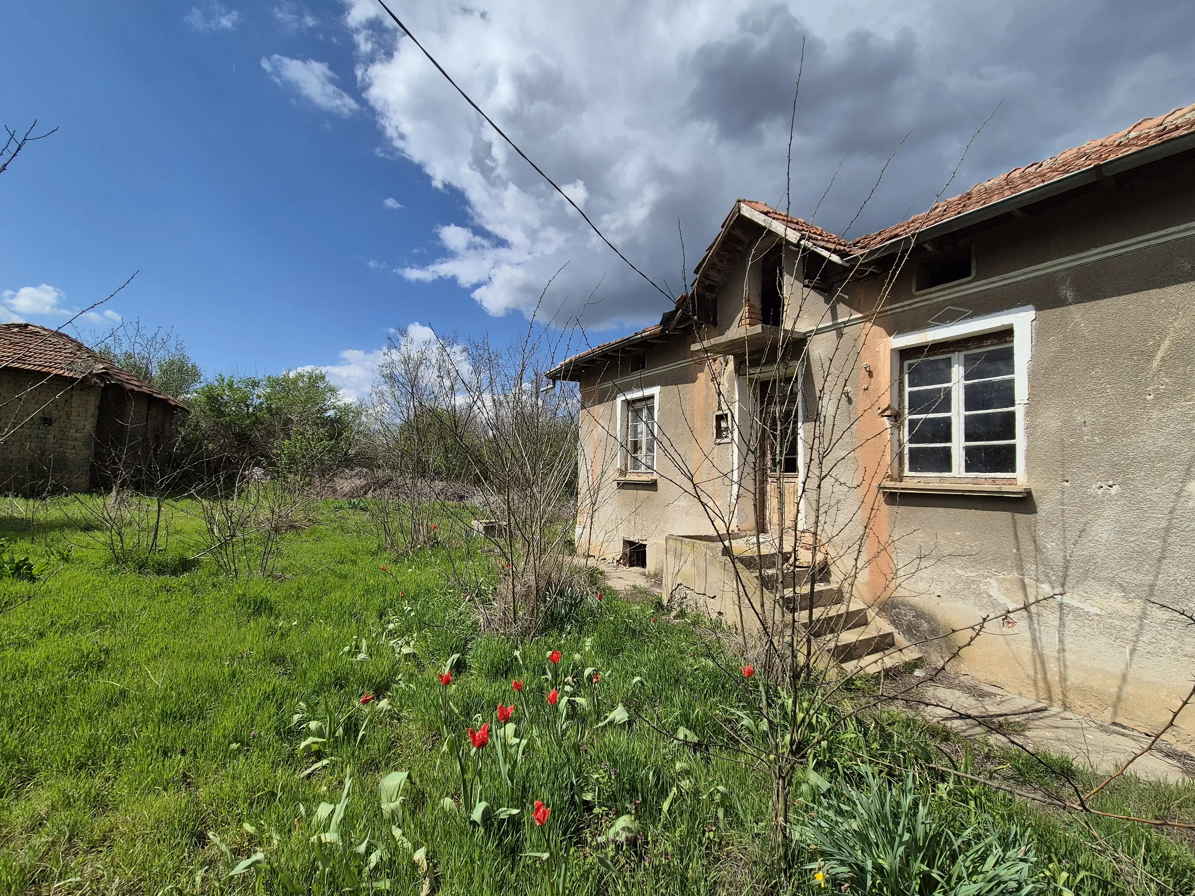Huis + bijgebouw + 1.700 m² grond in Chervena, Veliko Tarnovo - Bulgarije