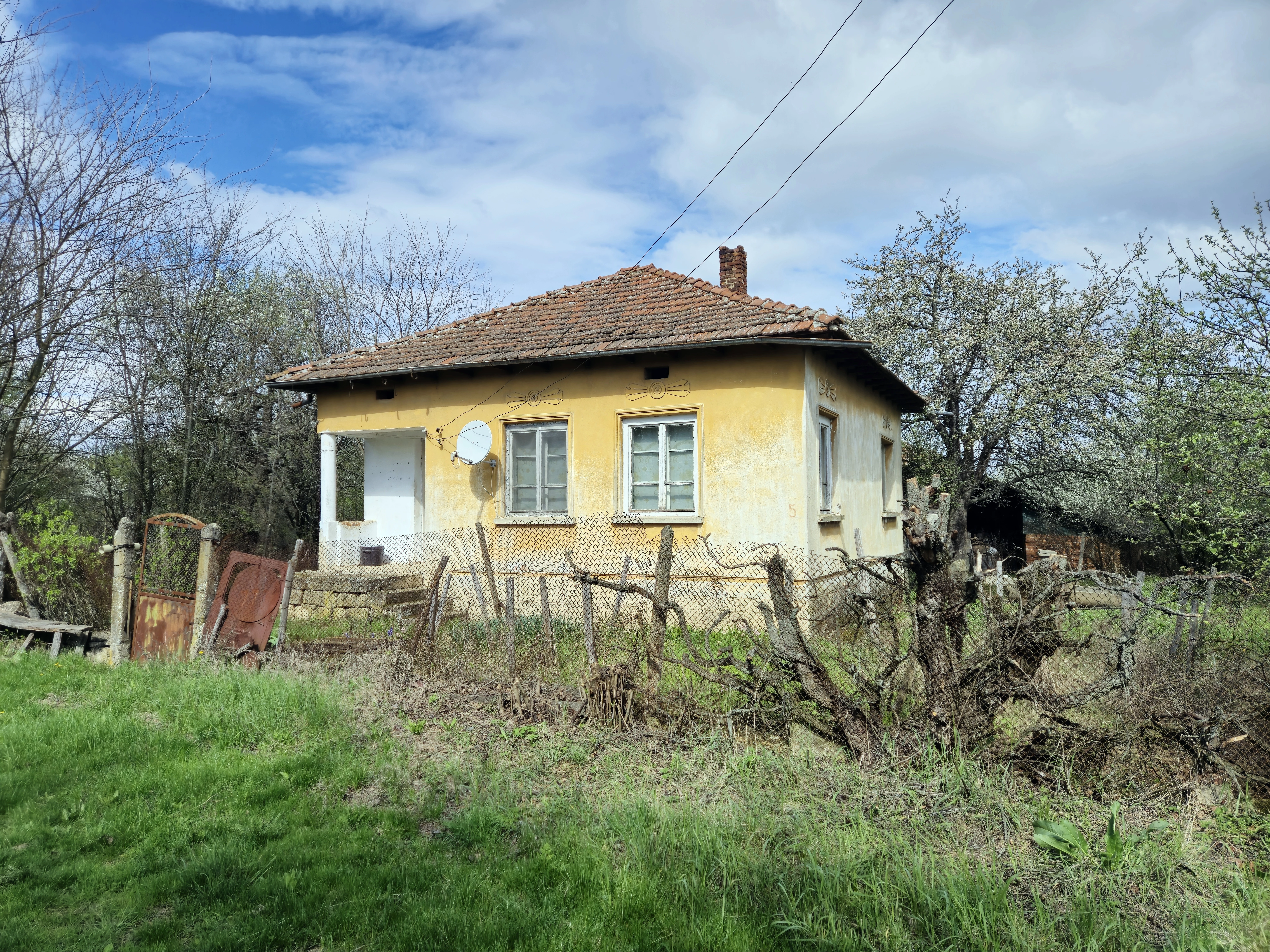 Balkan-stijl klassiek huis, schuur en 2 percelen totaal 1.478 m² in Tsar Petrovo - Bulgarije