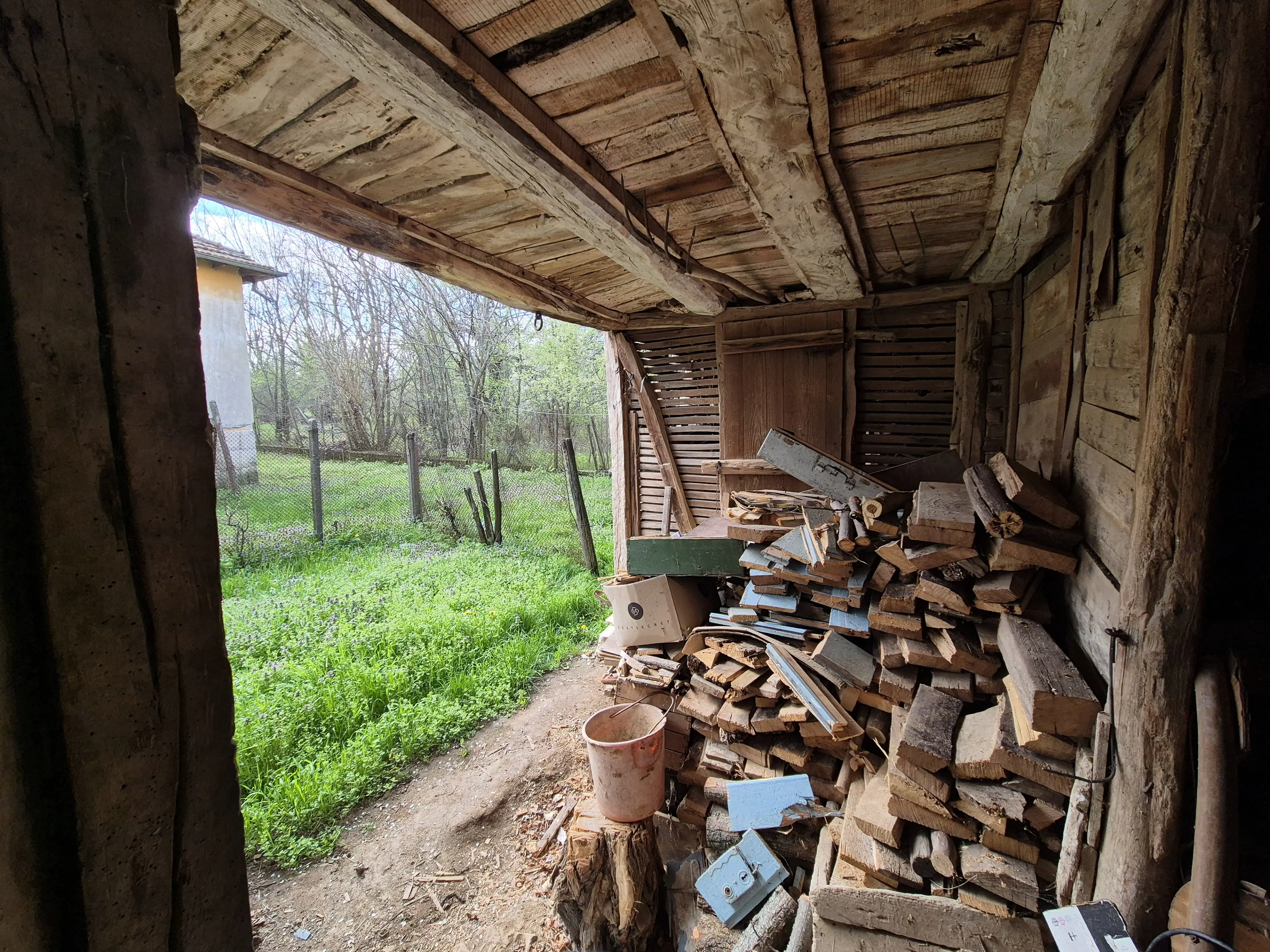 Balkan-stijl klassiek huis, schuur en 2 percelen totaal 1.478 m² in Tsar Petrovo - Bulgarije