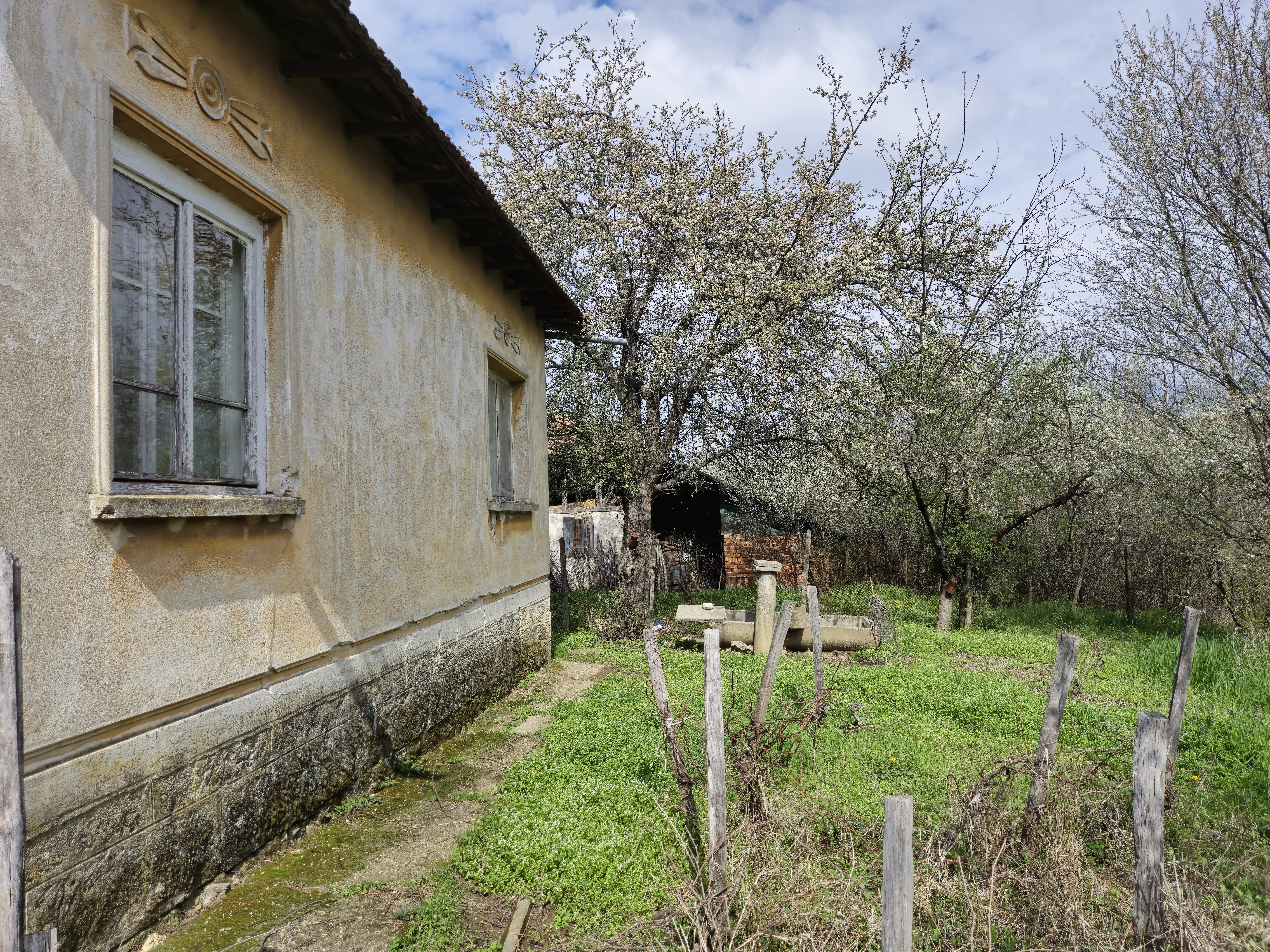 Balkan-stijl klassiek huis, schuur en 2 percelen totaal 1.478 m² in Tsar Petrovo - Bulgarije