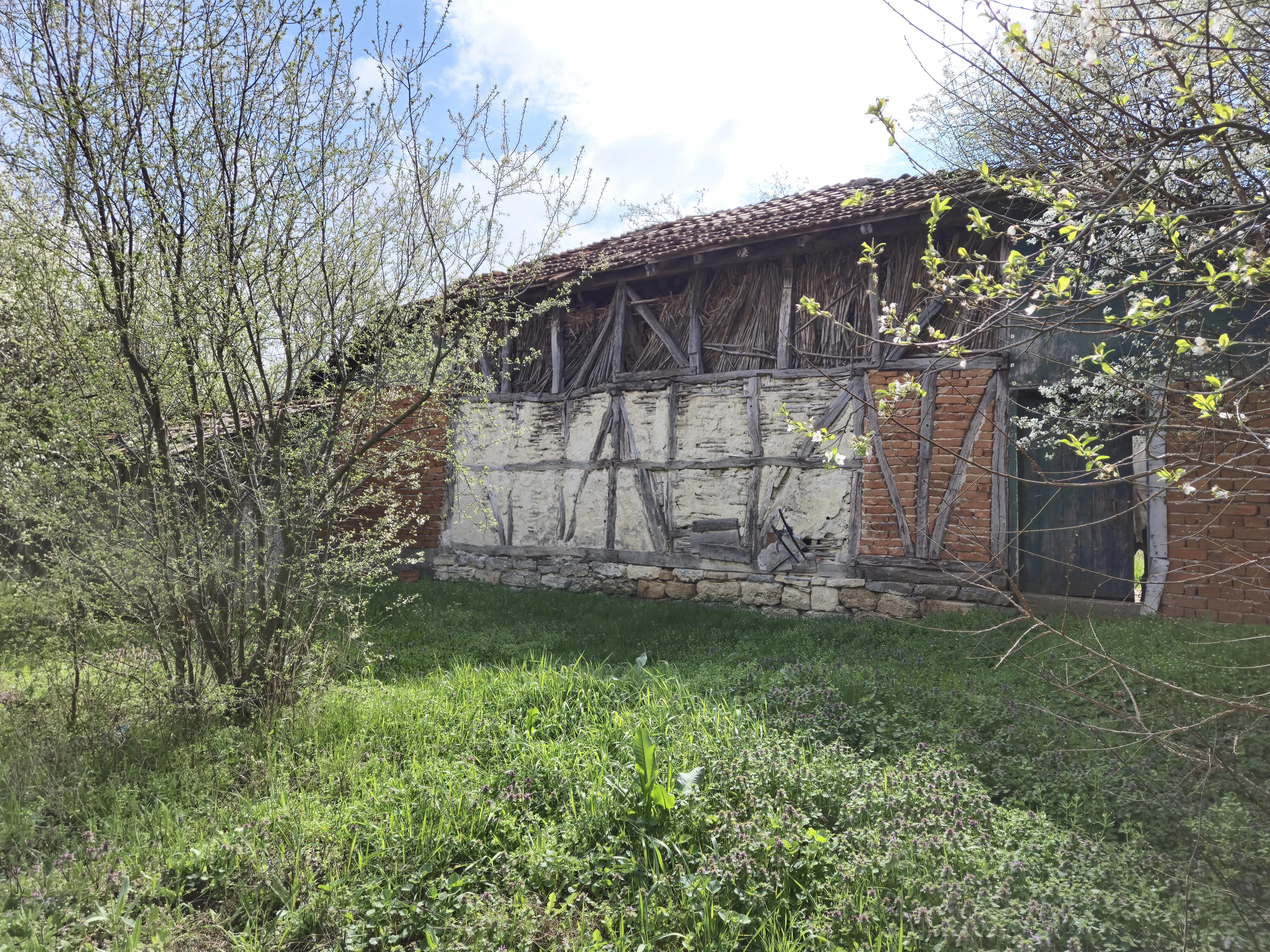 Balkan-stijl klassiek huis, schuur en 2 percelen totaal 1.478 m² in Tsar Petrovo - Bulgarije