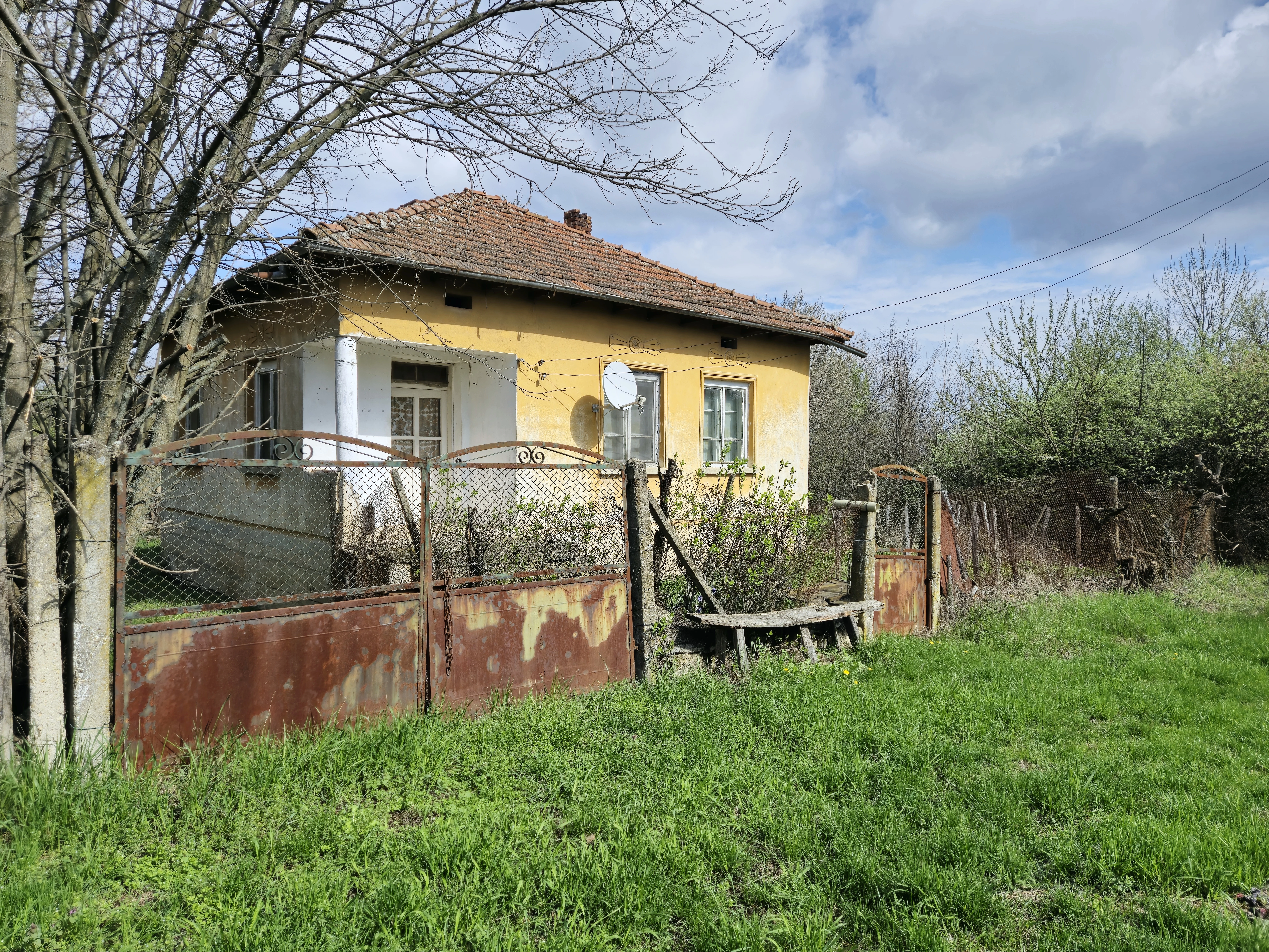 Balkan-stijl klassiek huis, schuur en 2 percelen totaal 1.478 m² in Tsar Petrovo - Bulgarije