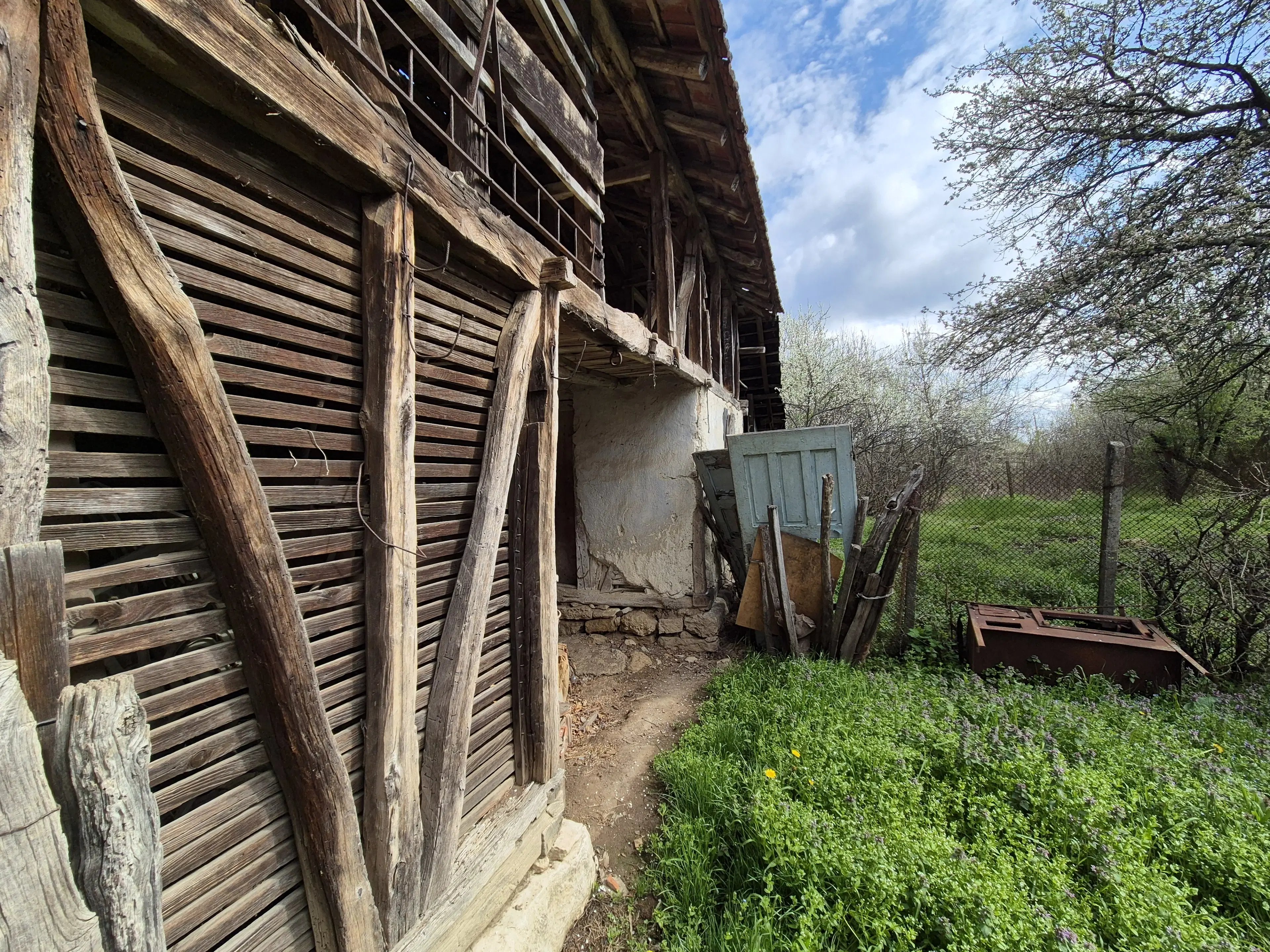 Balkan-stijl klassiek huis, schuur en 2 percelen totaal 1.478 m² in Tsar Petrovo - Bulgarije