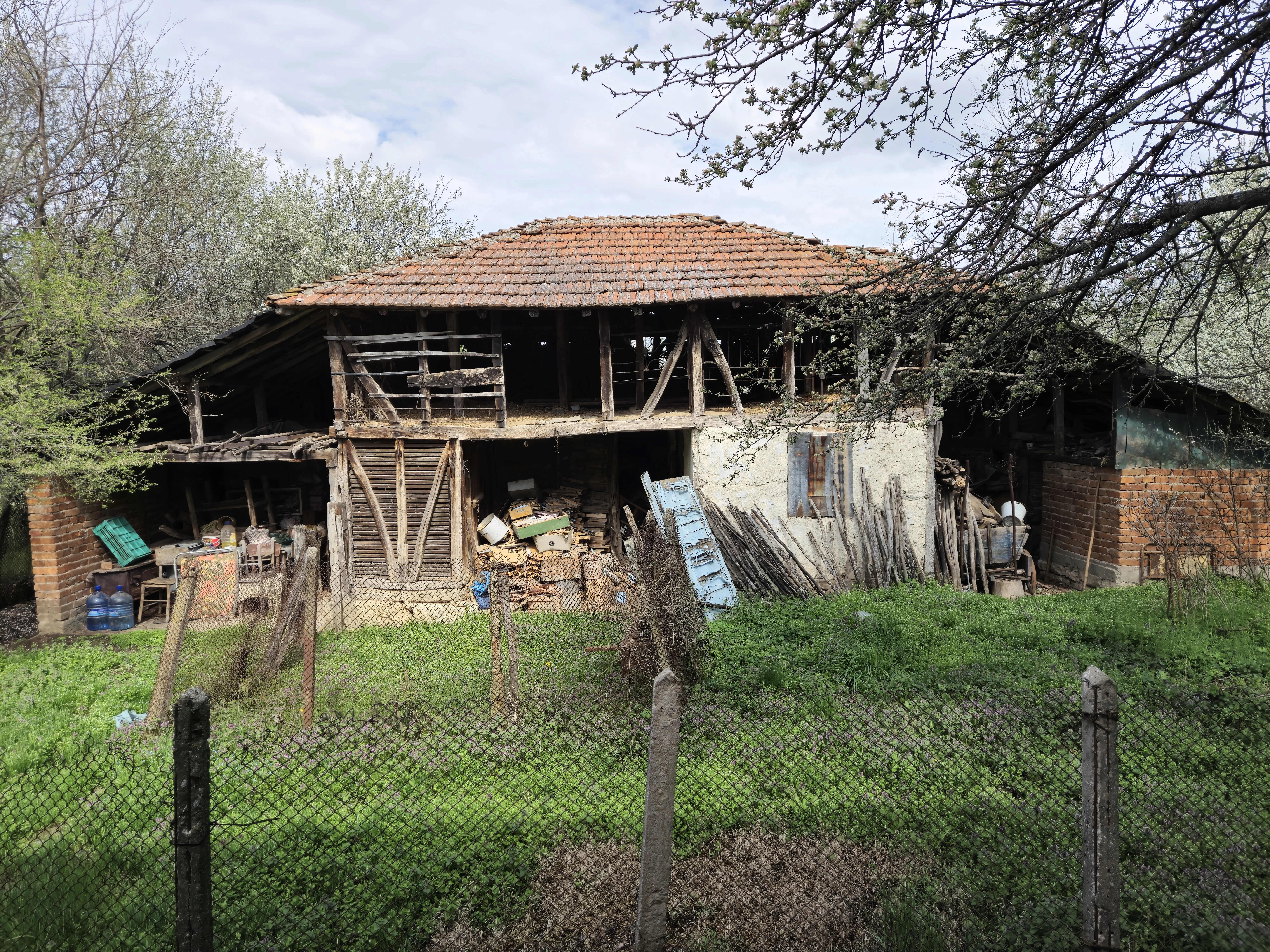 Balkan-stijl klassiek huis, schuur en 2 percelen totaal 1.478 m² in Tsar Petrovo - Bulgarije