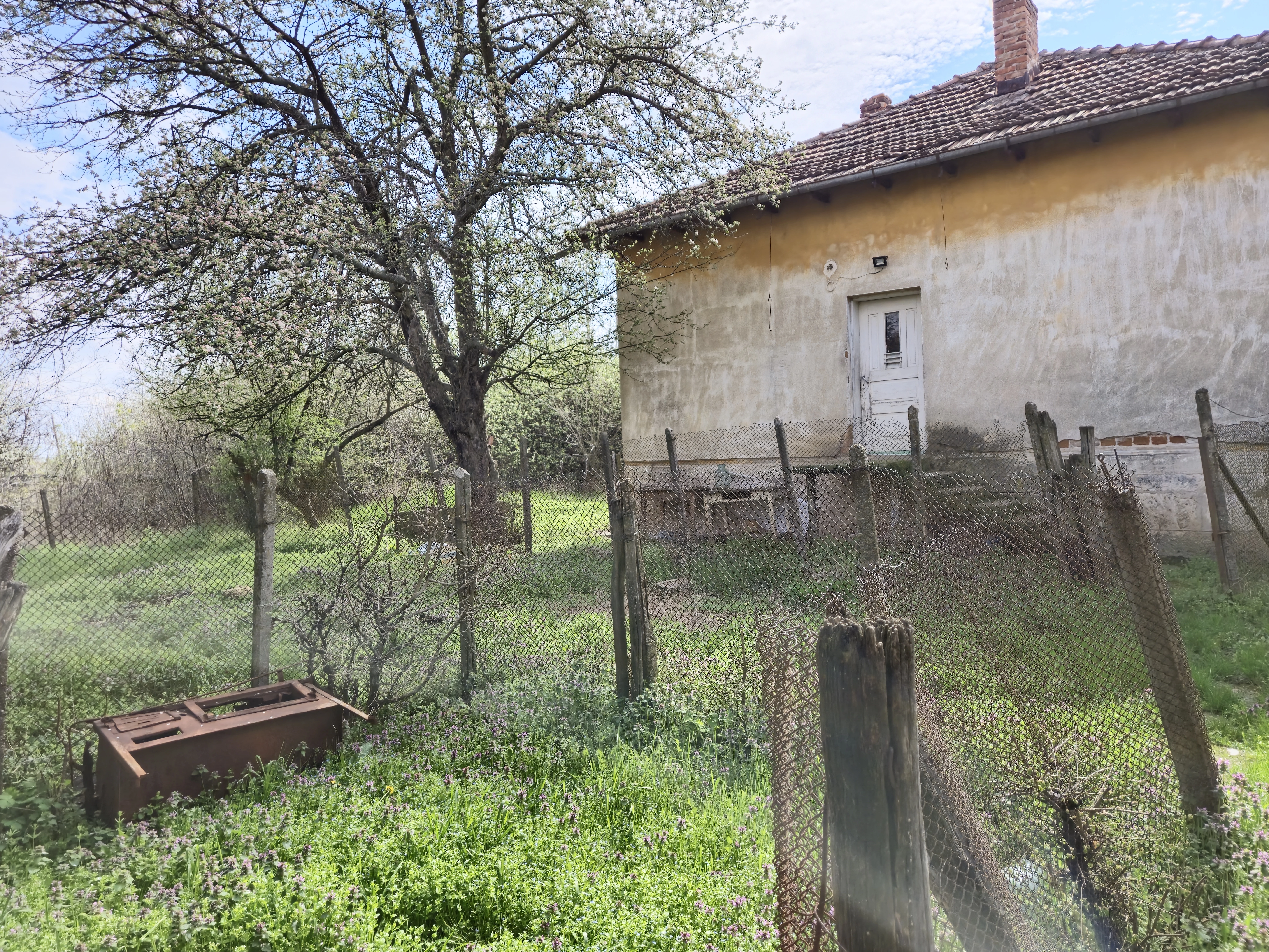 Balkan-stijl klassiek huis, schuur en 2 percelen totaal 1.478 m² in Tsar Petrovo - Bulgarije