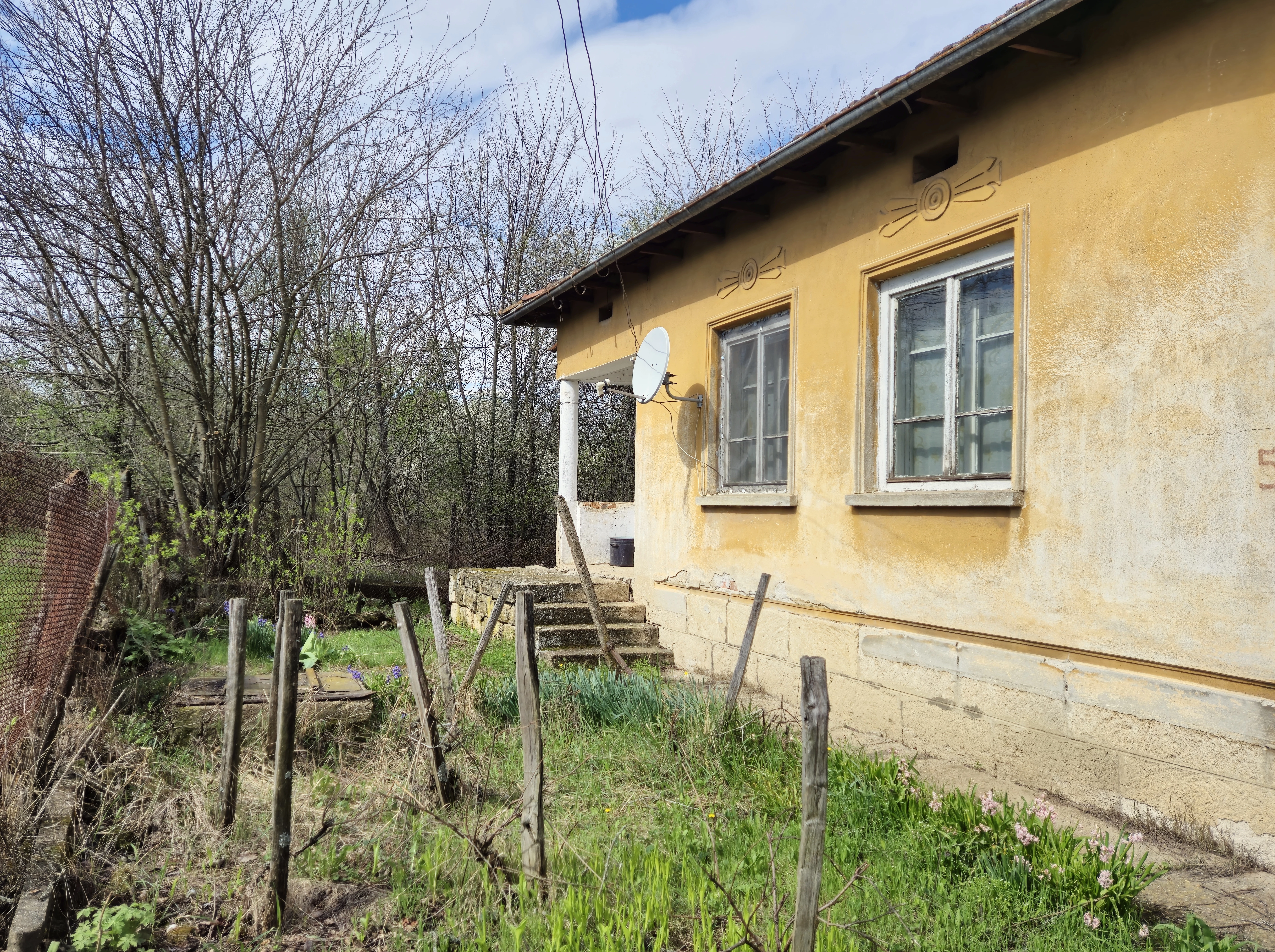 Balkan-stijl klassiek huis, schuur en 2 percelen totaal 1.478 m² in Tsar Petrovo - Bulgarije