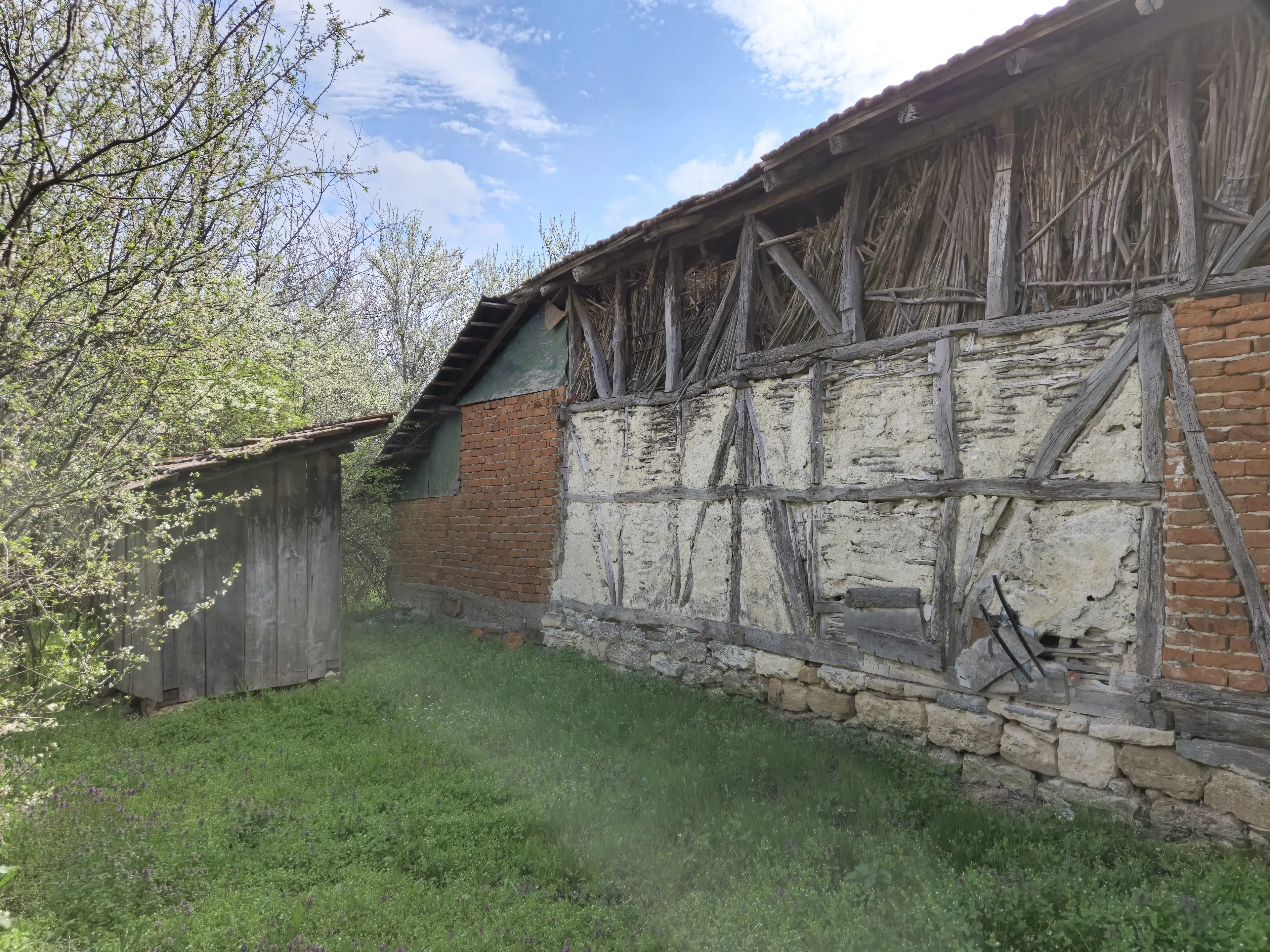 Balkan-stijl klassiek huis, schuur en 2 percelen totaal 1.478 m² in Tsar Petrovo - Bulgarije