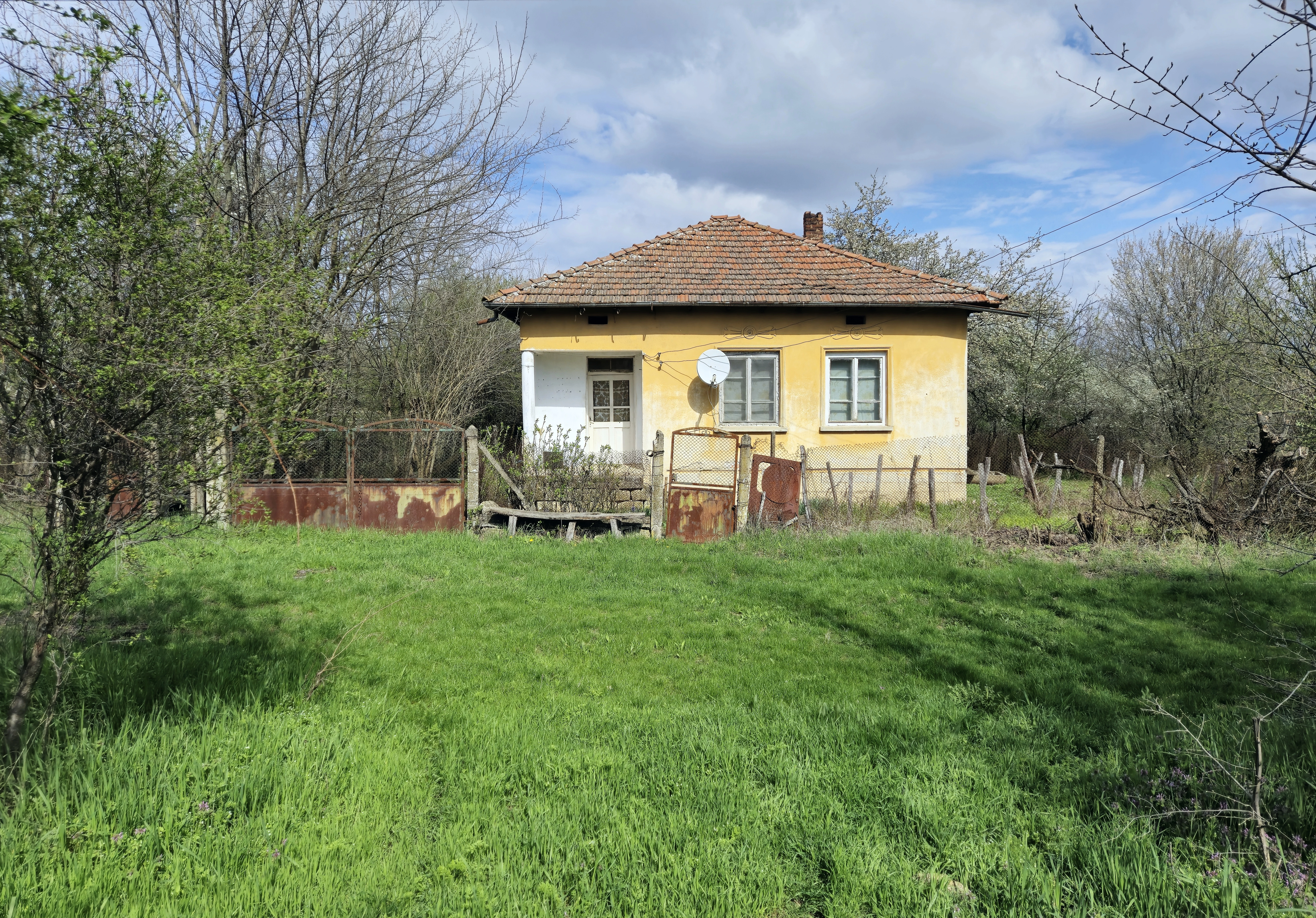 Balkan-stijl klassiek huis, schuur en 2 percelen totaal 1.478 m² in Tsar Petrovo - Bulgarije