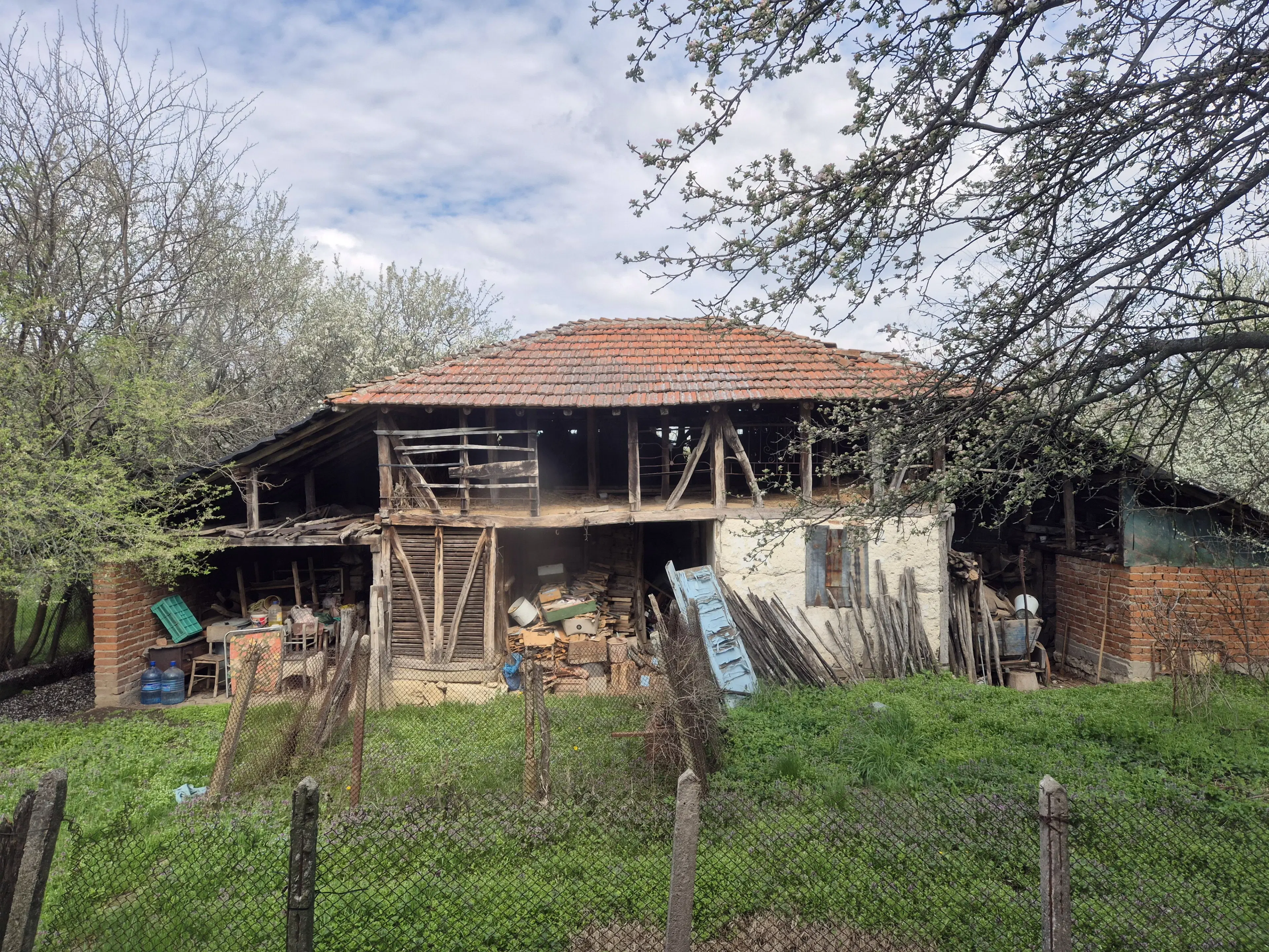 Balkan-stijl klassiek huis, schuur en 2 percelen totaal 1.478 m² in Tsar Petrovo - Bulgarije