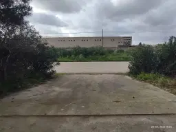 Industrieterrein met loods in het havengebied van Porto Torres (SS), Sardinië - Italië - 2021