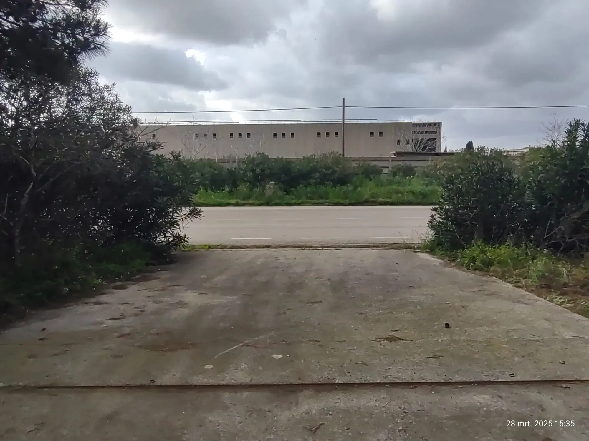 Industrieterrein met loods in het havengebied van Porto Torres (SS), Sardinië - Italië - 2021