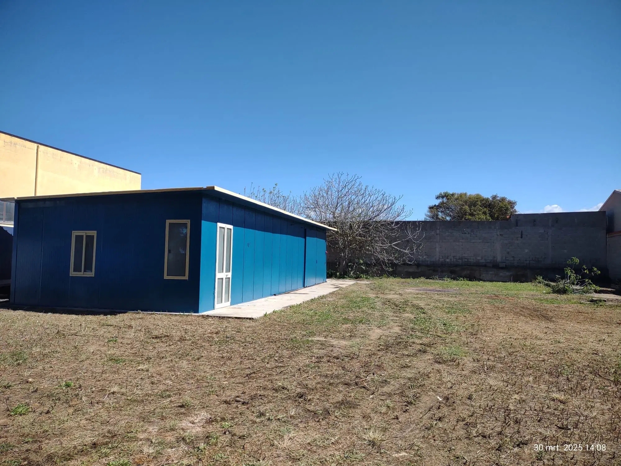 Industrieterrein met loods in het havengebied van Porto Torres (SS), Sardinië - Italië - 2021