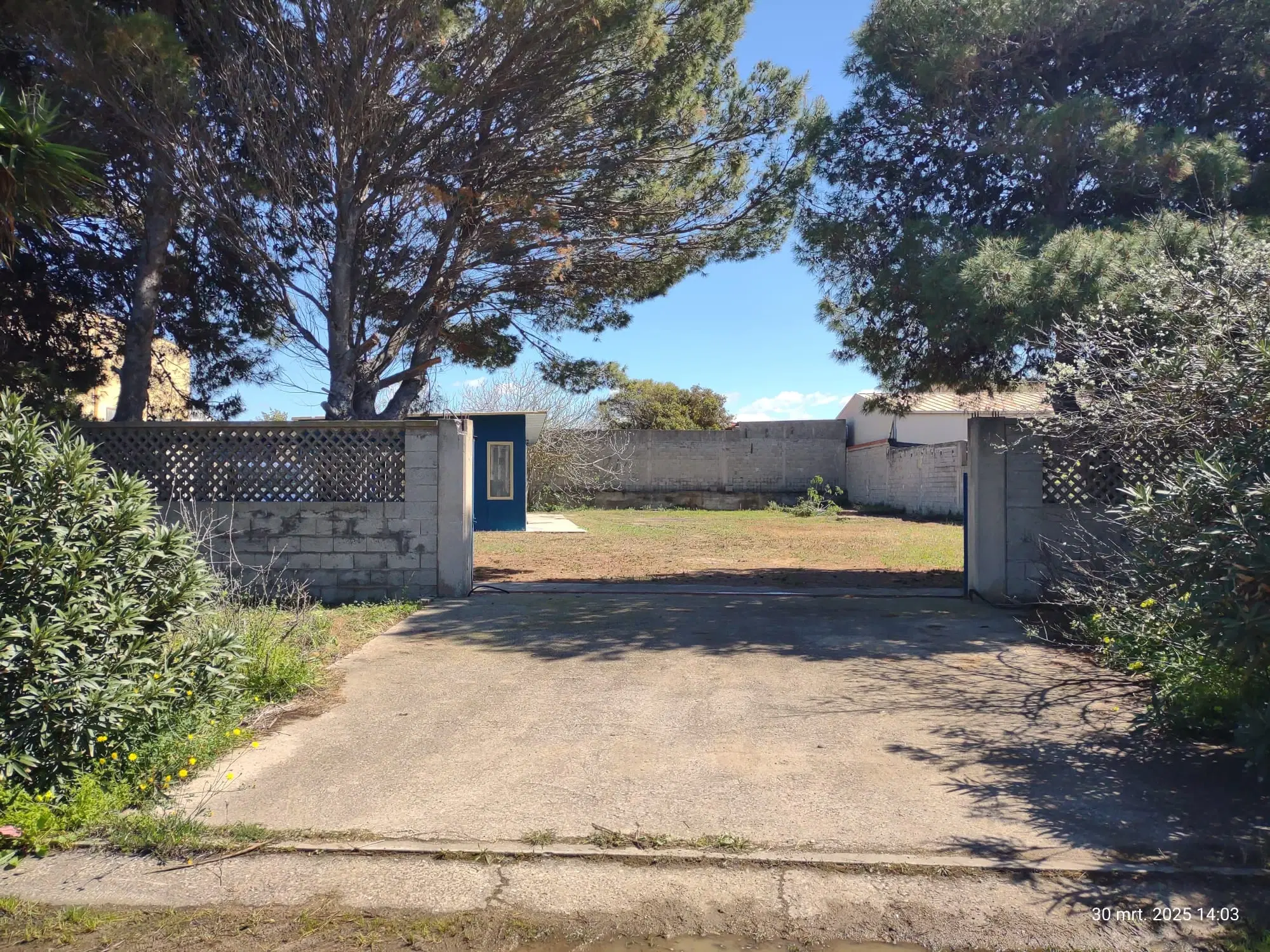 Industrieterrein met loods in het havengebied van Porto Torres (SS), Sardinië - Italië - 2021
