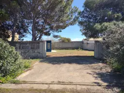 Industrieterrein met loods in het havengebied van Porto Torres (SS), Sardinië - Italië - 2021