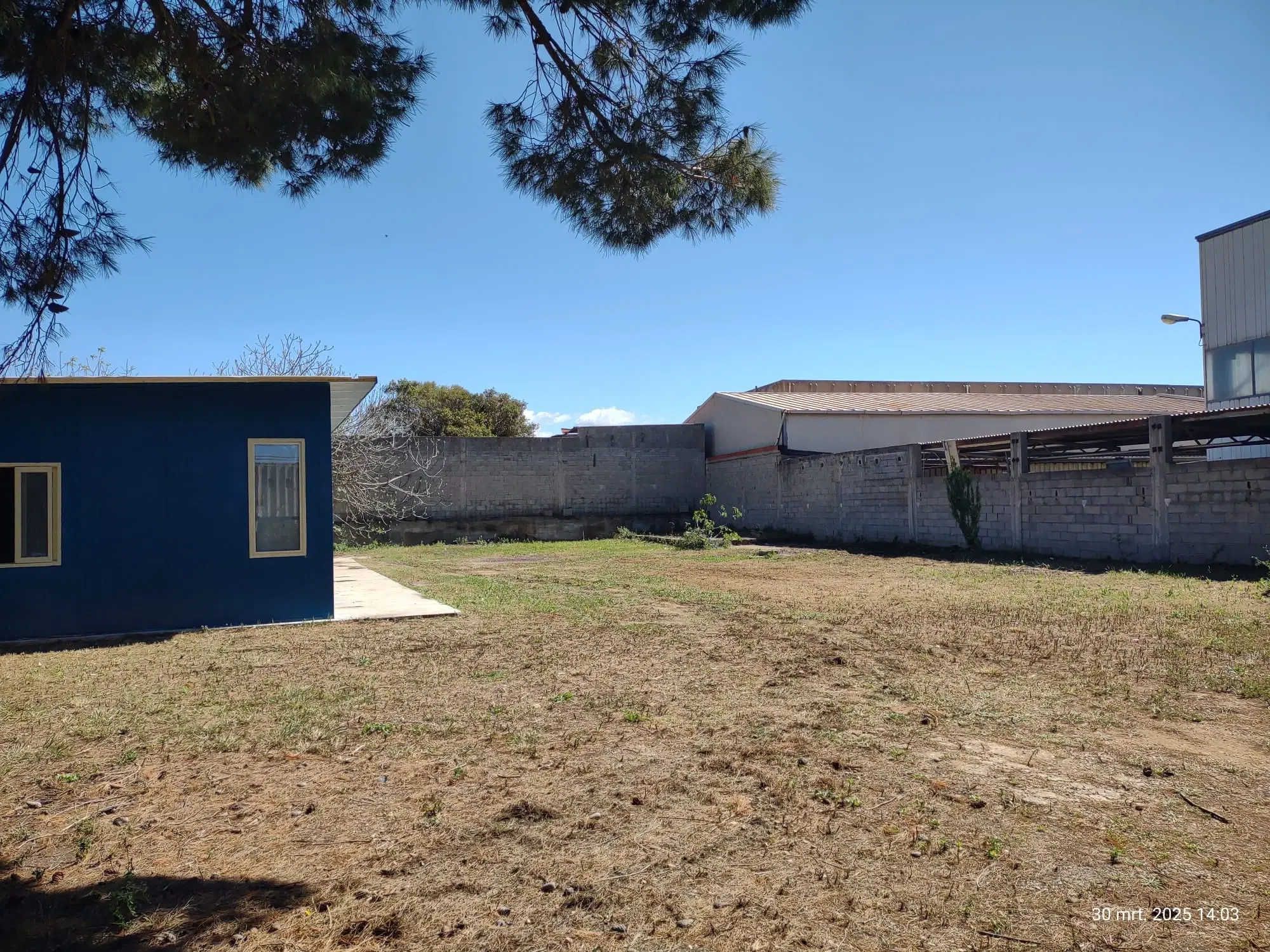 Industrieterrein met loods in het havengebied van Porto Torres (SS), Sardinië - Italië - 2021