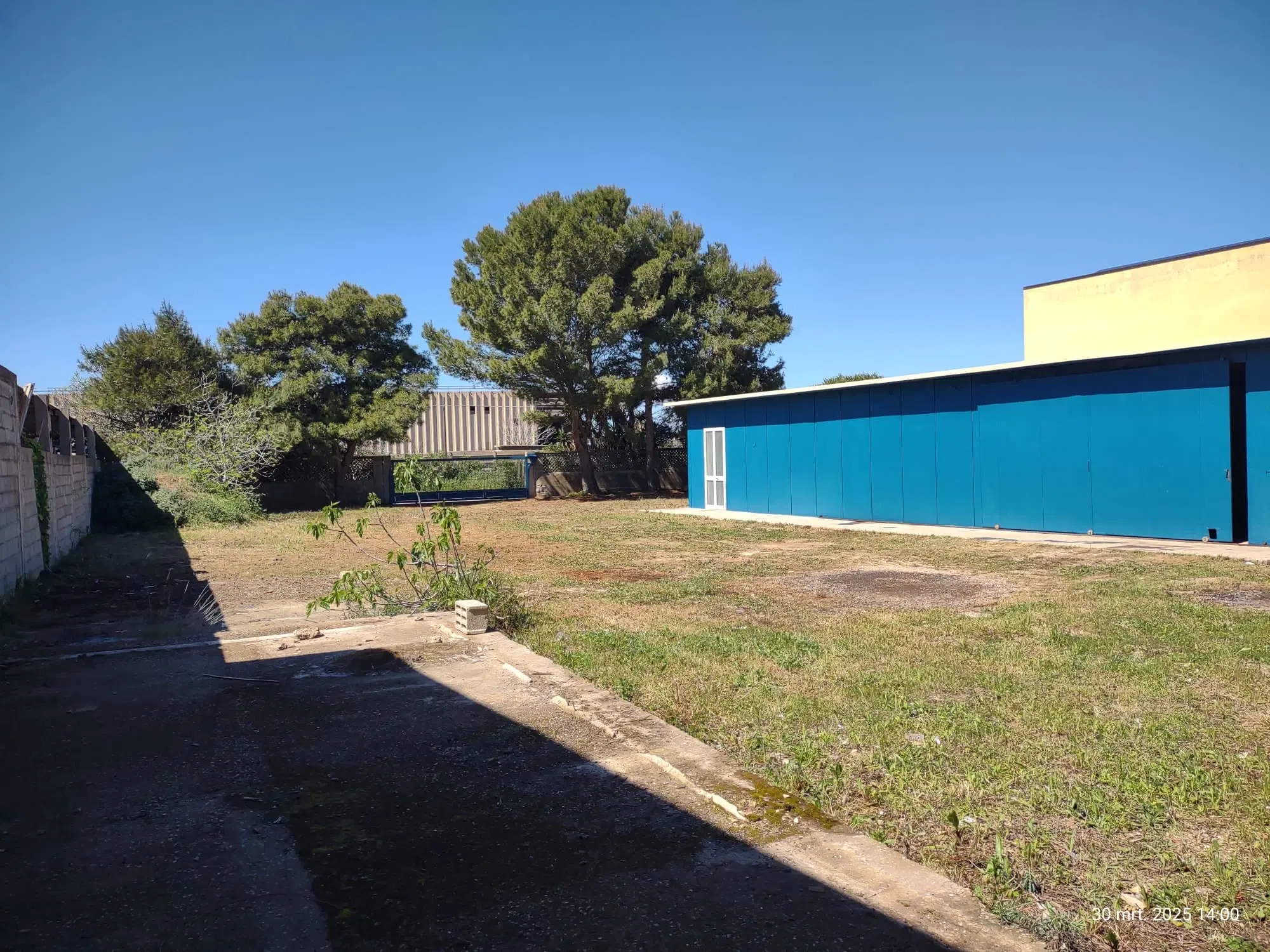 Industrieterrein met loods in het havengebied van Porto Torres (SS), Sardinië - Italië - 2021