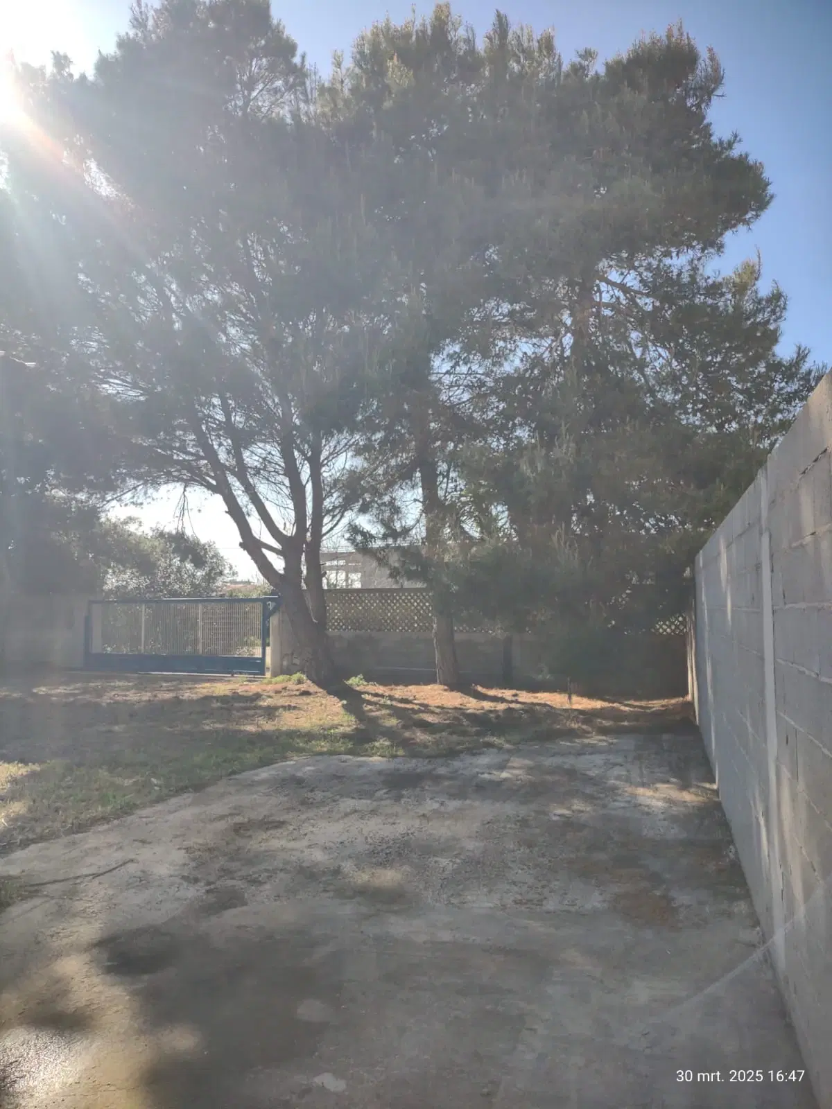 Industrieterrein met loods in het havengebied van Porto Torres (SS), Sardinië - Italië - 2021