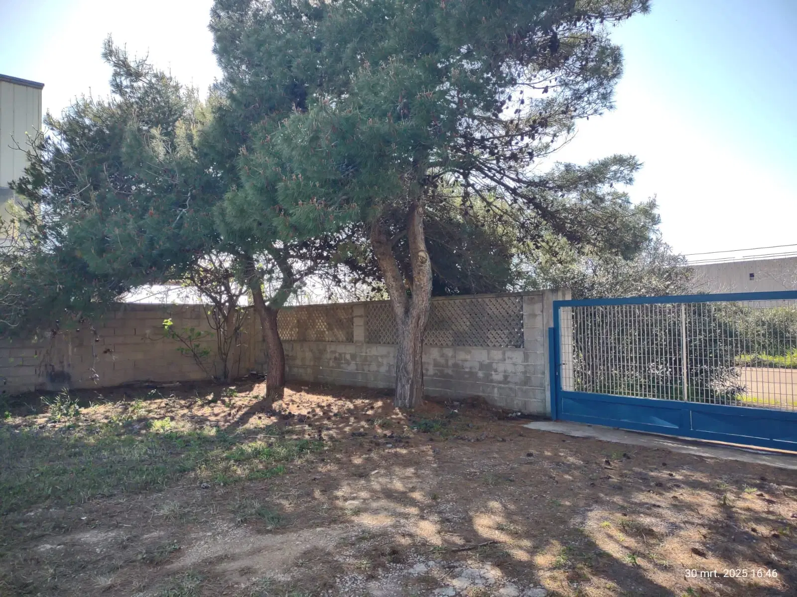 Industrieterrein met loods in het havengebied van Porto Torres (SS), Sardinië - Italië - 2021