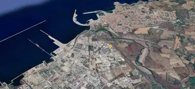 Industrieterrein met loods in het havengebied van Porto Torres (SS), Sardinië - Italië - 2021