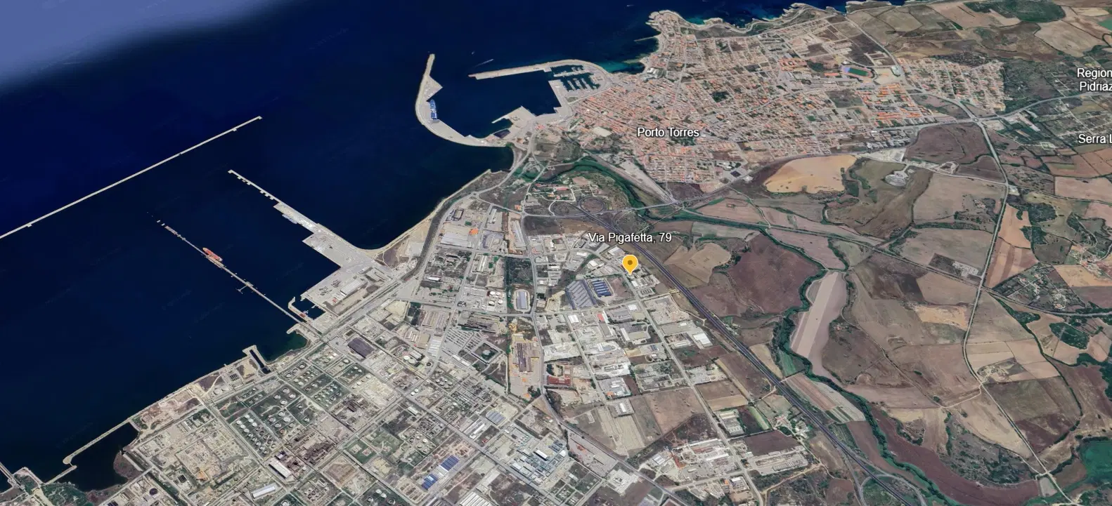 Industrieterrein met loods in het havengebied van Porto Torres (SS), Sardinië - Italië - 2021