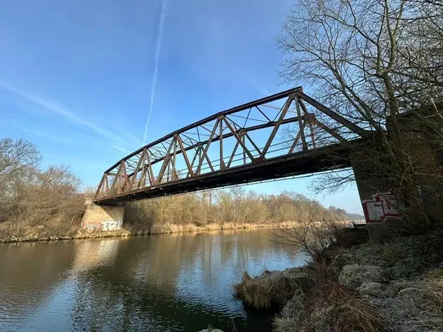 Perceel ca. 1,5 ha met karakteristieke spoorbrug in Oderberg, Berlijn - Duitsland