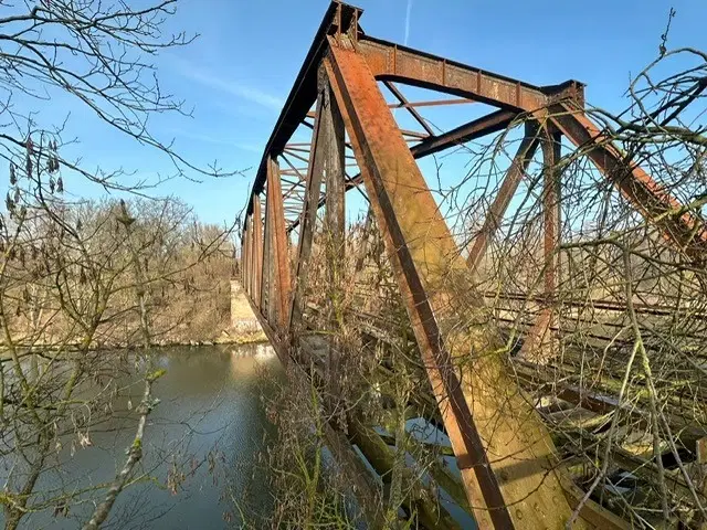 Perceel ca. 1,5 ha met karakteristieke spoorbrug in Oderberg, Berlijn - Duitsland