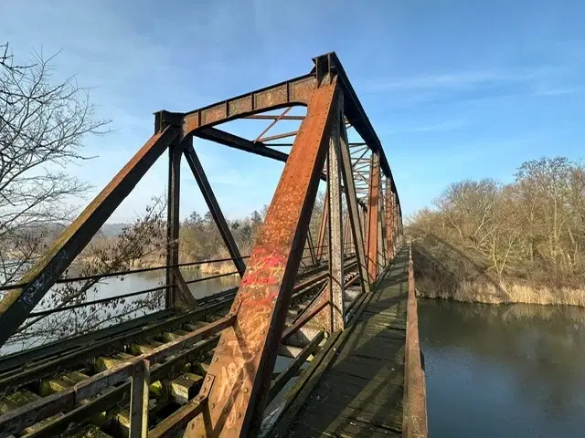 Perceel ca. 1,5 ha met karakteristieke spoorbrug in Oderberg, Berlijn - Duitsland