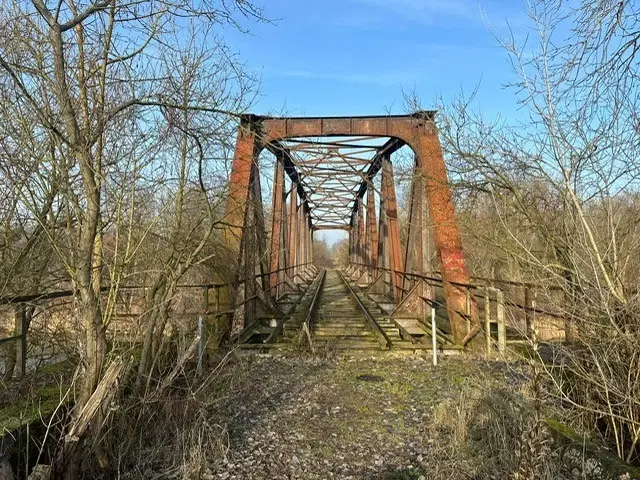 Perceel ca. 1,5 ha met karakteristieke spoorbrug in Oderberg, Berlijn - Duitsland