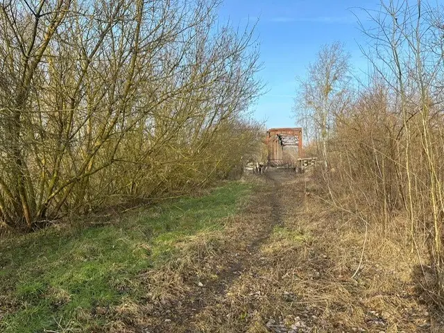 Perceel ca. 1,5 ha met karakteristieke spoorbrug in Oderberg, Berlijn - Duitsland