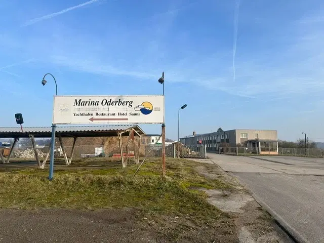 Perceel ca. 1,5 ha met karakteristieke spoorbrug in Oderberg, Berlijn - Duitsland