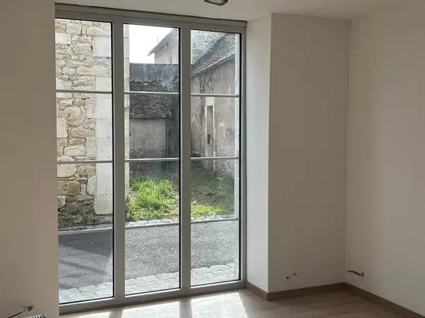 Gerenoveerd herenhuis met 6 slaapkamers/studo's in La Trimouille - Frankrijk