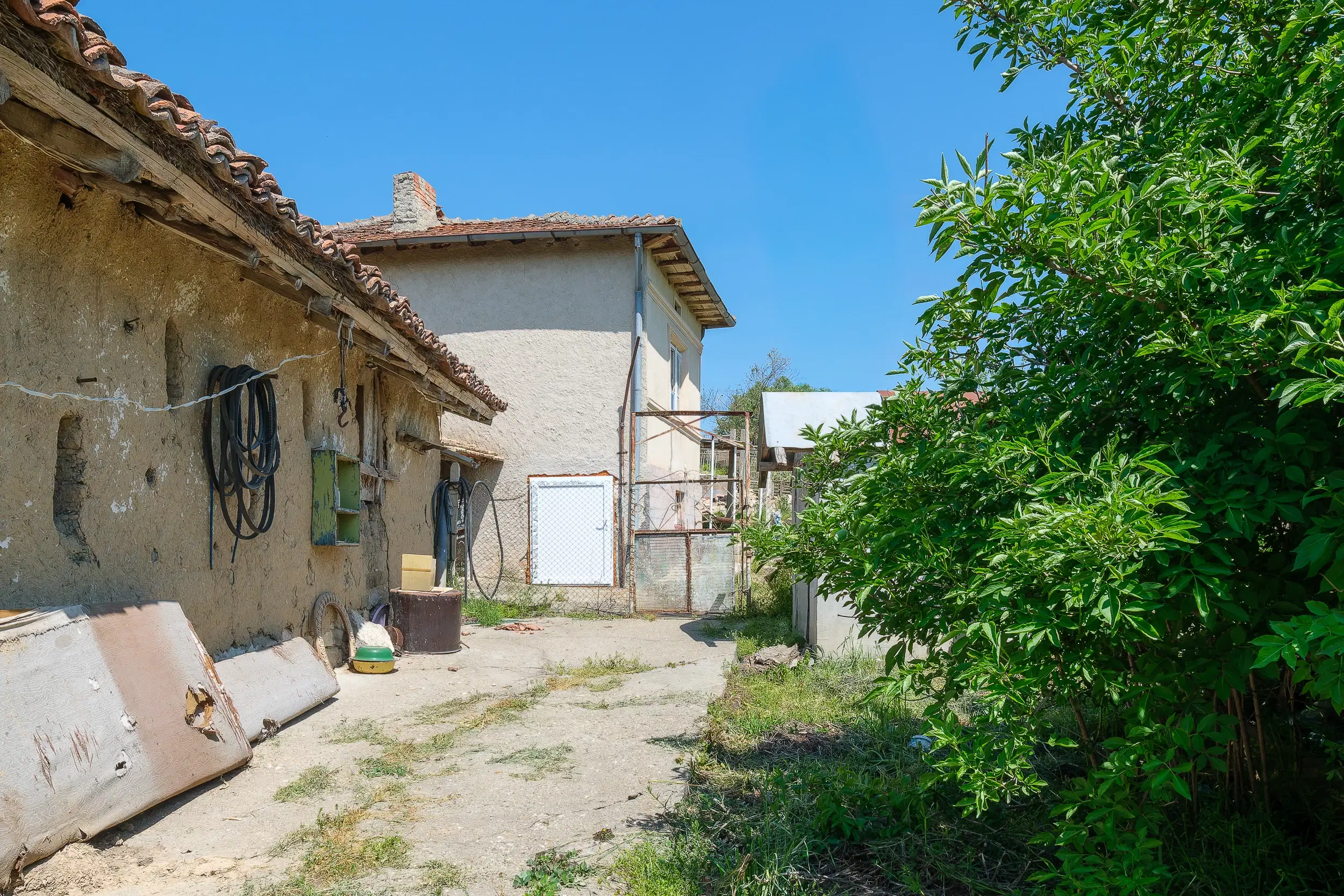 Grote 2-laagse woning, bijgebouwen + 1.110 m² grond in Polkovnik Dyakovo - Bulgarije