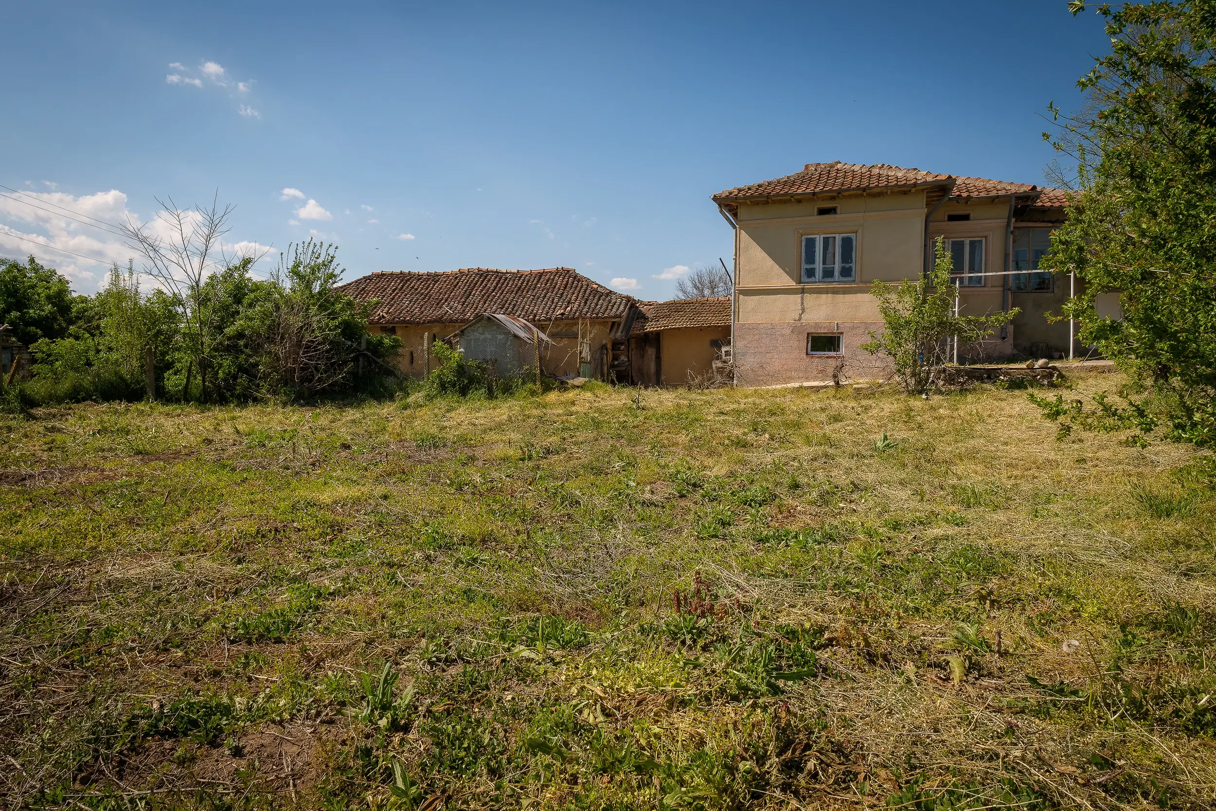 2-laagse grote woning, bijgebouwen + 1.110 m² grond in Polkovnik Dyakovo - Bulgarije