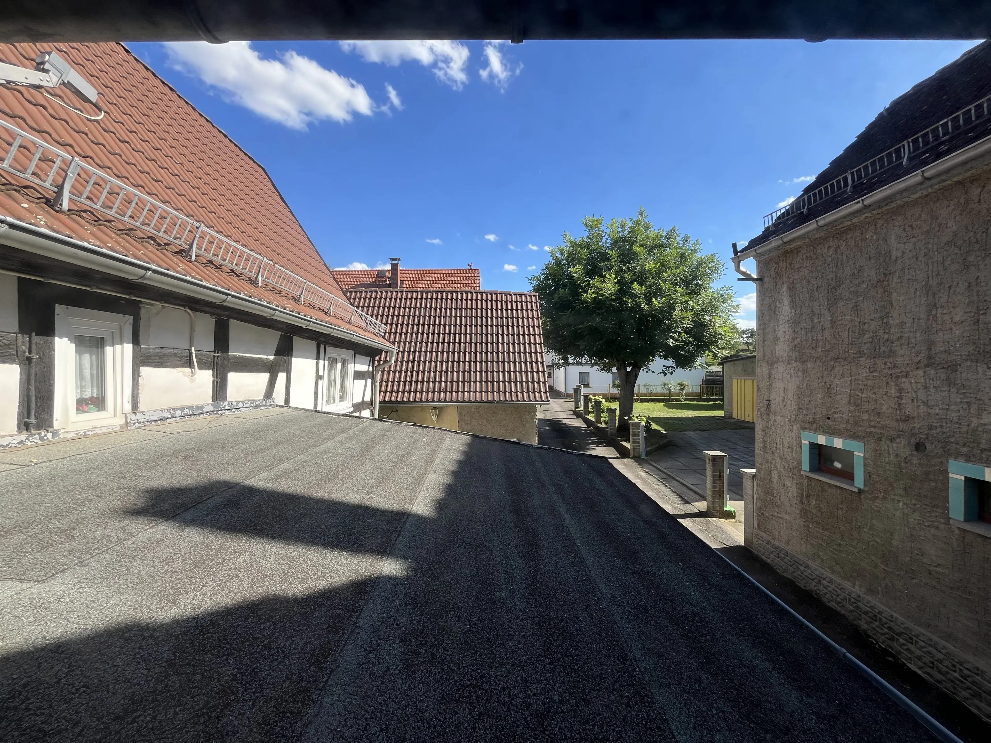 Vakwerkhuis met ruime tuin en bijgebouw op perceel van 821 m² in Dobitschen - Duitsland