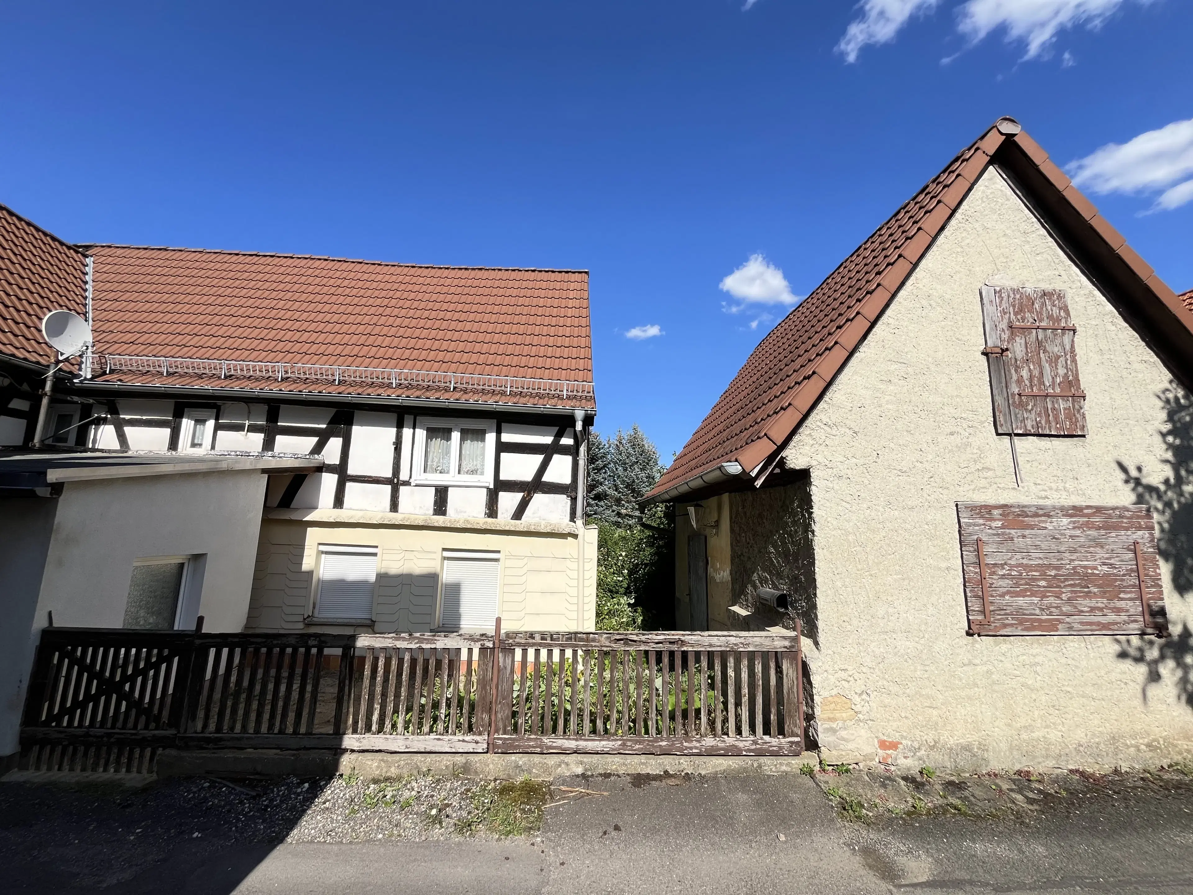 Vakwerkhuis met ruime tuin en bijgebouw op perceel van 821 m² in Dobitschen - Duitsland