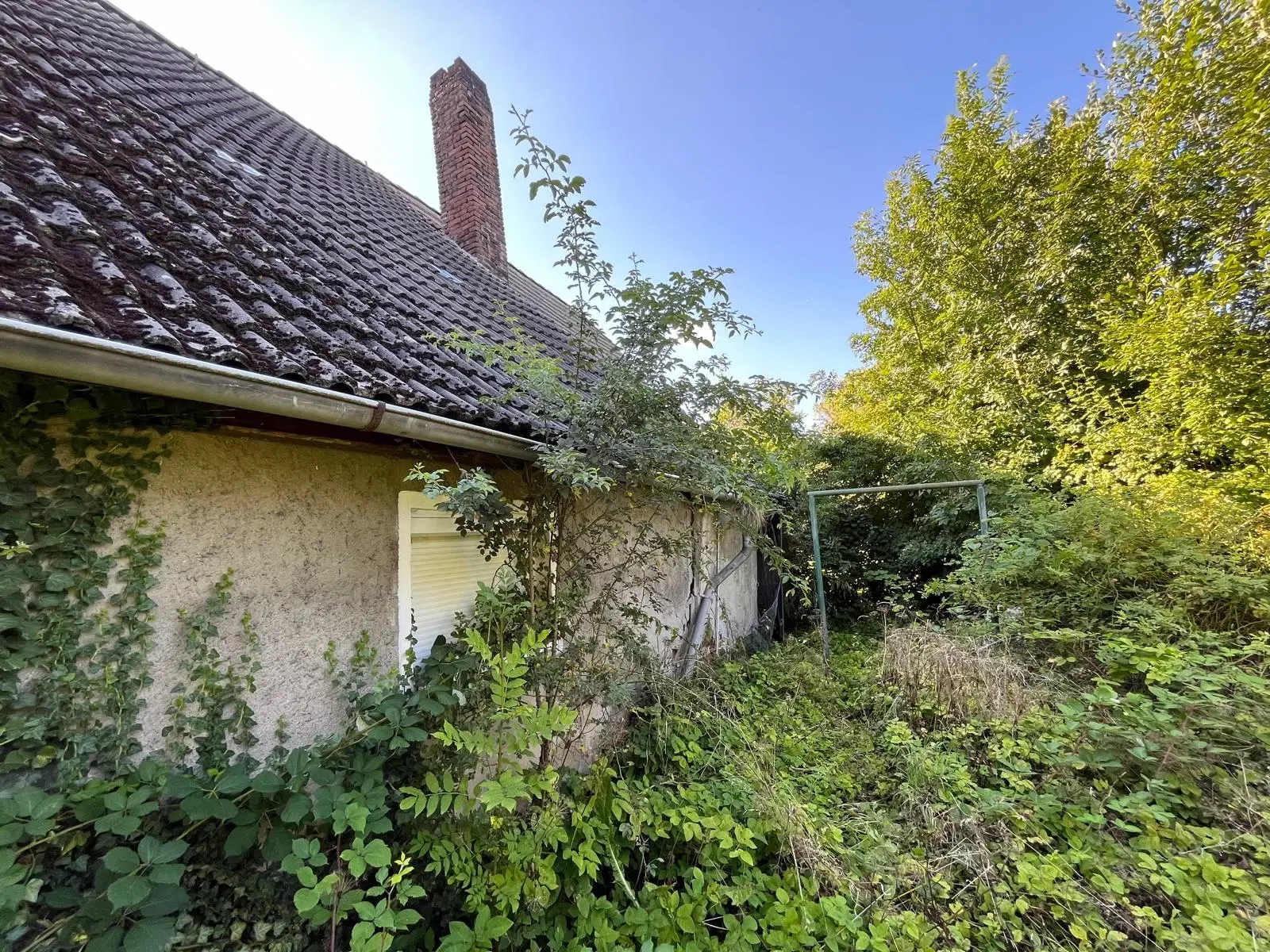 Vakwerkhuis met ruime tuin en bijgebouw op perceel van 821 m² in Dobitschen - Duitsland