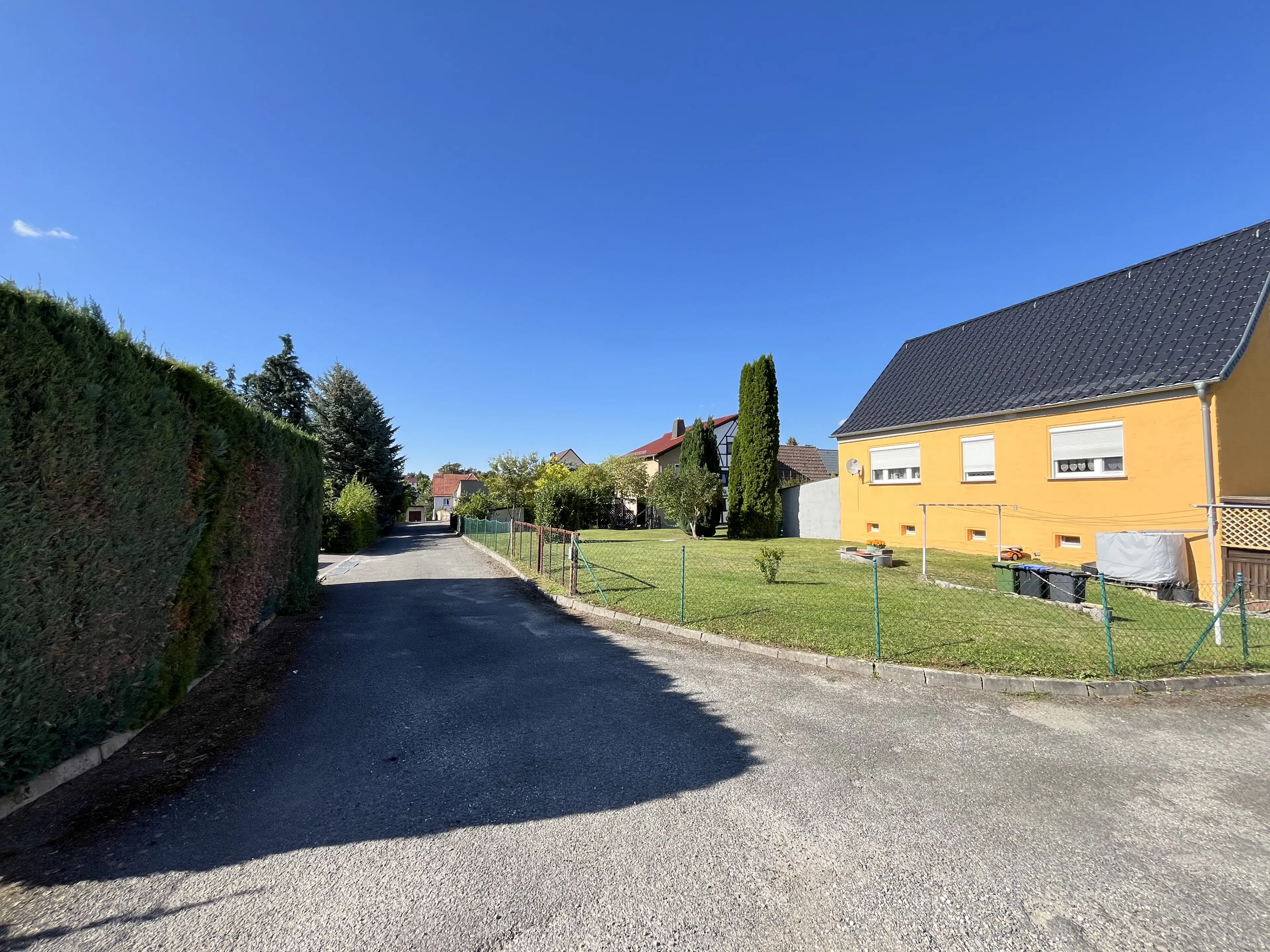 Vakwerkhuis met ruime tuin en bijgebouw op perceel van 821 m² in Dobitschen - Duitsland