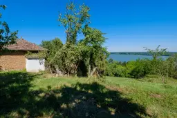 2 verdiepingen tellend huis met uitzicht op de Donau, bijgebouwen + 967 m² grond in Ostrov - Bulgarije