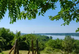 2 verdiepingen tellend huis met uitzicht op de Donau, bijgebouwen + 967 m² grond in Ostrov - Bulgarije