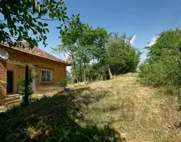 2 verdiepingen tellend huis met uitzicht op de Donau, bijgebouwen + 967 m² grond in Ostrov - Bulgarije