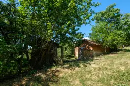 2 verdiepingen tellend huis met uitzicht op de Donau, bijgebouwen + 967 m² grond in Ostrov - Bulgarije
