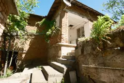 2 verdiepingen tellend huis met uitzicht op de Donau, bijgebouwen + 967 m² grond in Ostrov - Bulgarije