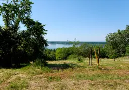 2 verdiepingen tellend huis met uitzicht op de Donau, bijgebouwen + 967 m² grond in Ostrov - Bulgarije