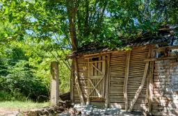 2 verdiepingen tellend huis met uitzicht op de Donau, bijgebouwen + 967 m² grond in Ostrov - Bulgarije