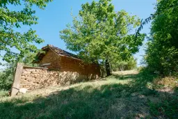2 verdiepingen tellend huis met uitzicht op de Donau, bijgebouwen + 967 m² grond in Ostrov - Bulgarije