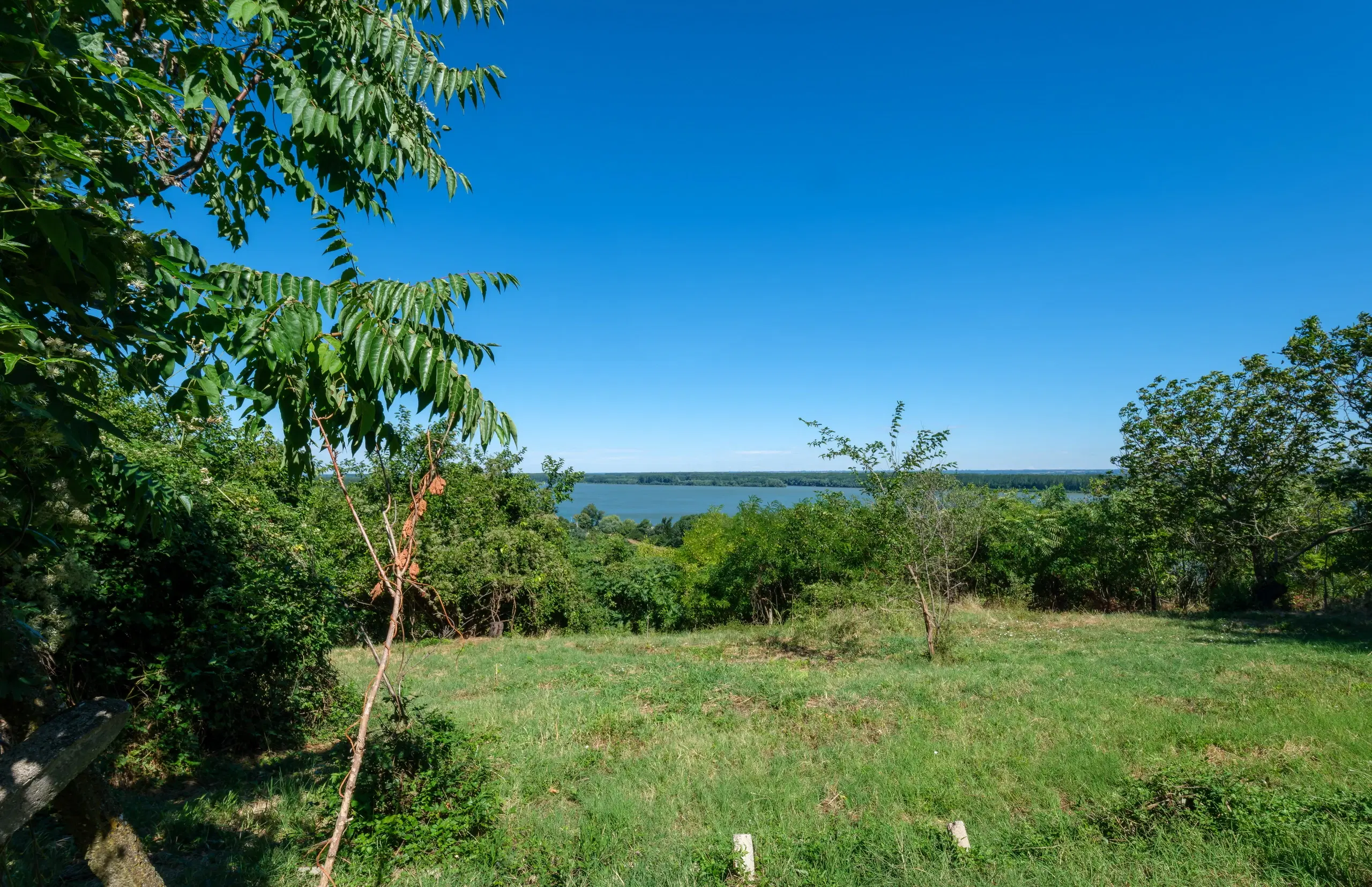 2 verdiepingen tellend huis met uitzicht op de Donau, bijgebouwen + 967 m² grond in Ostrov - Bulgarije