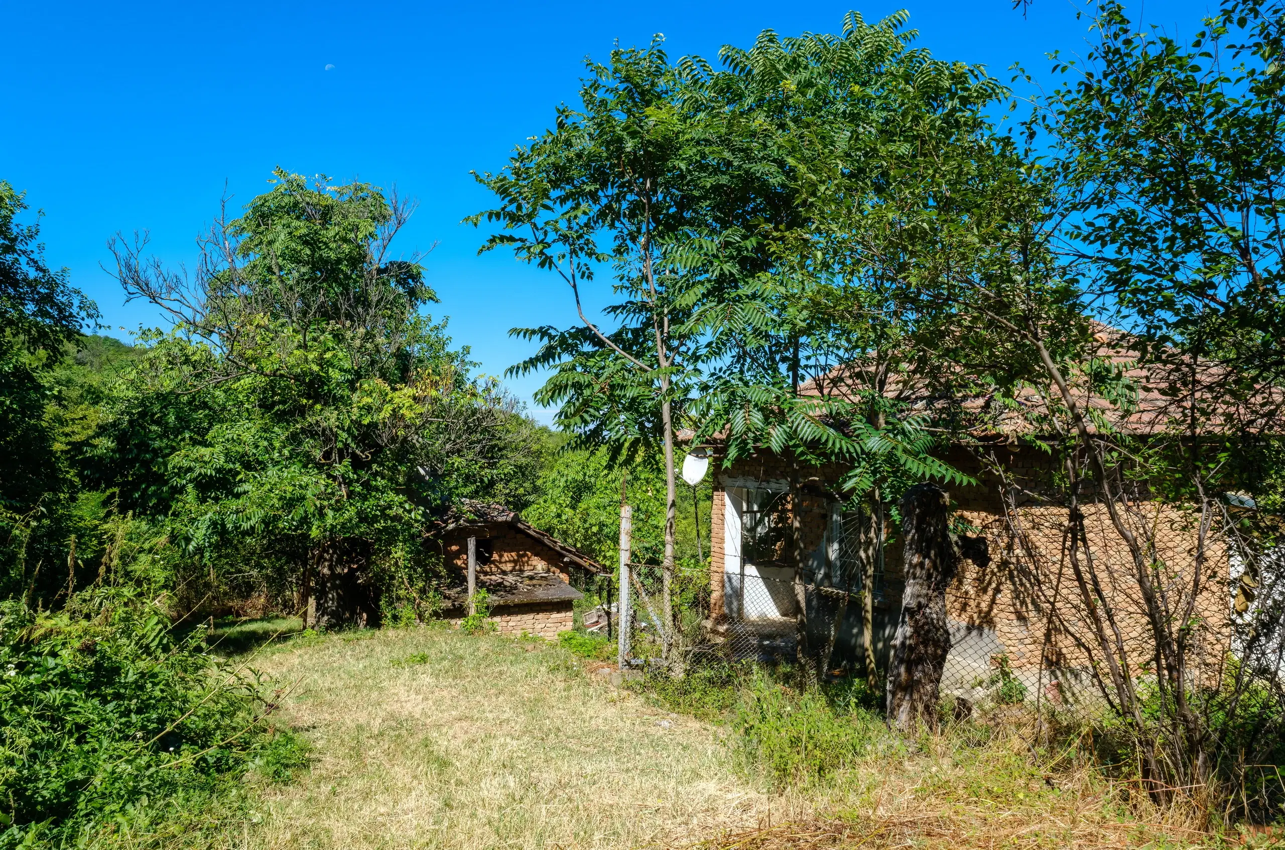 2 verdiepingen tellend huis met uitzicht op de Donau, bijgebouwen + 967 m² grond in Ostrov - Bulgarije