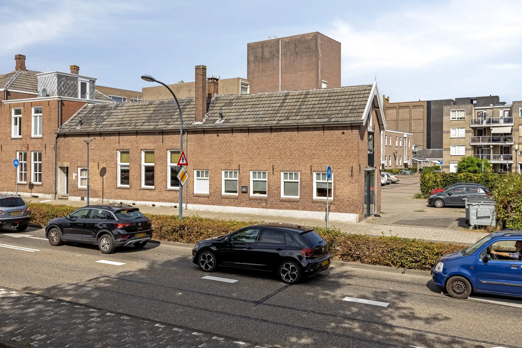 Waalwijk, Noorder Parallelweg 1 en 3 en Stationsstraat 129